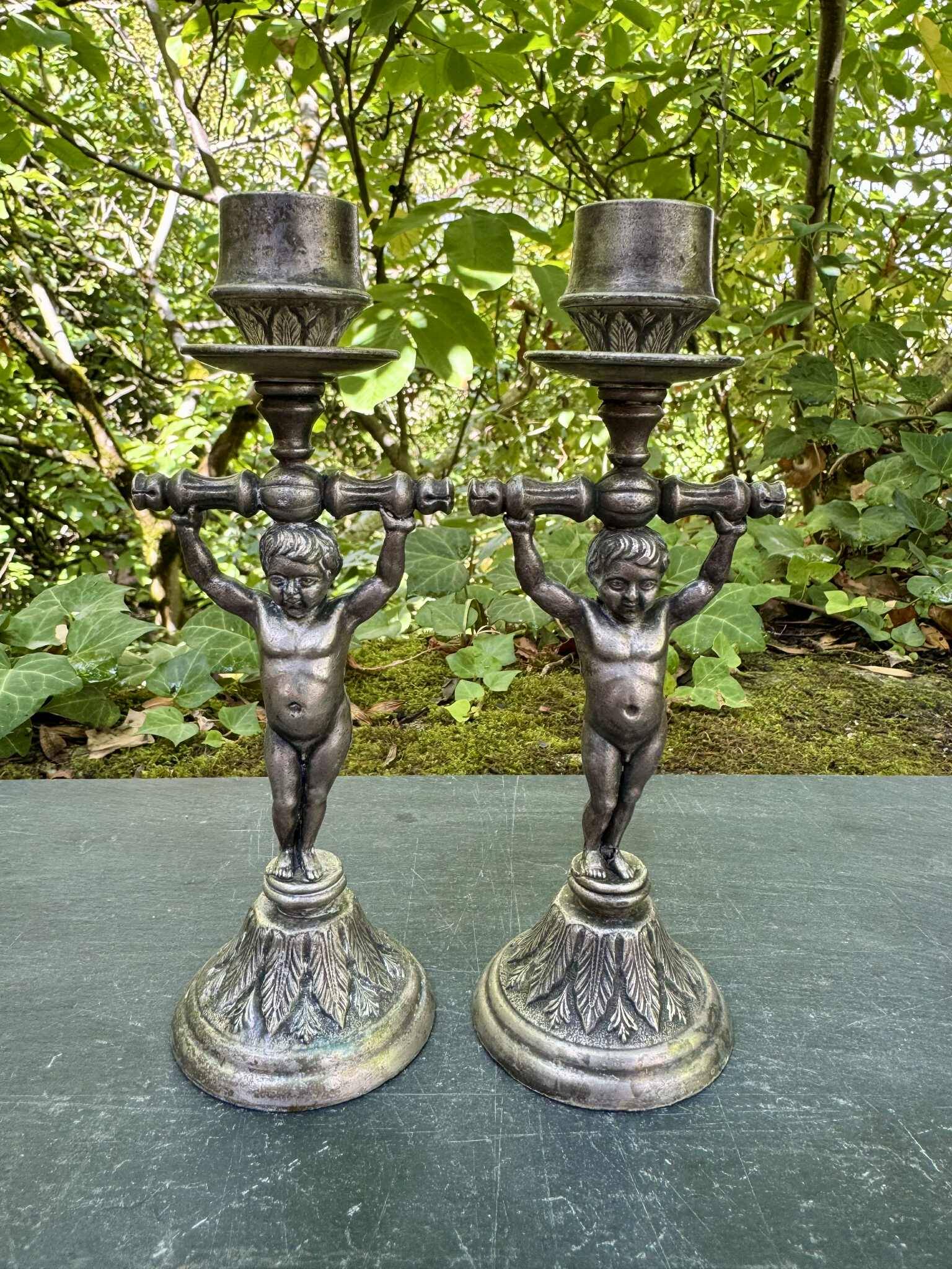 Paire de bougeoirs chérubins