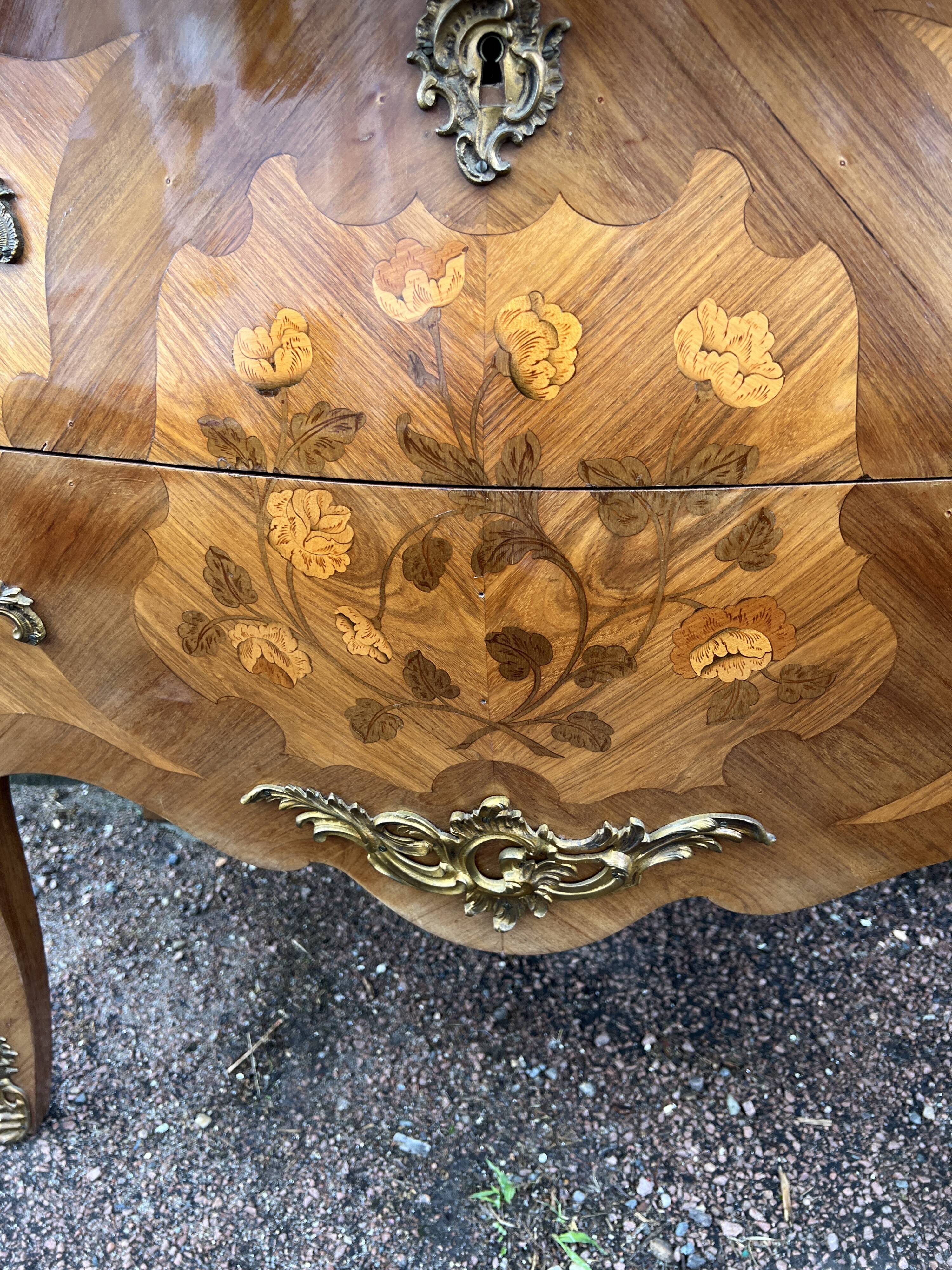Louis XV style chest of drawers, inlaid with flowers