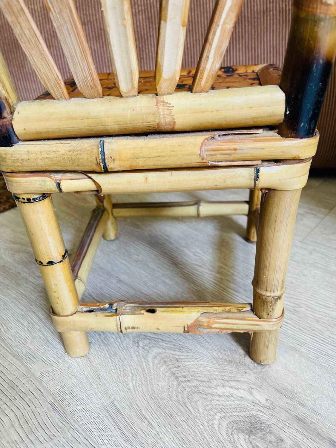 Petite chaise en bambou flammé