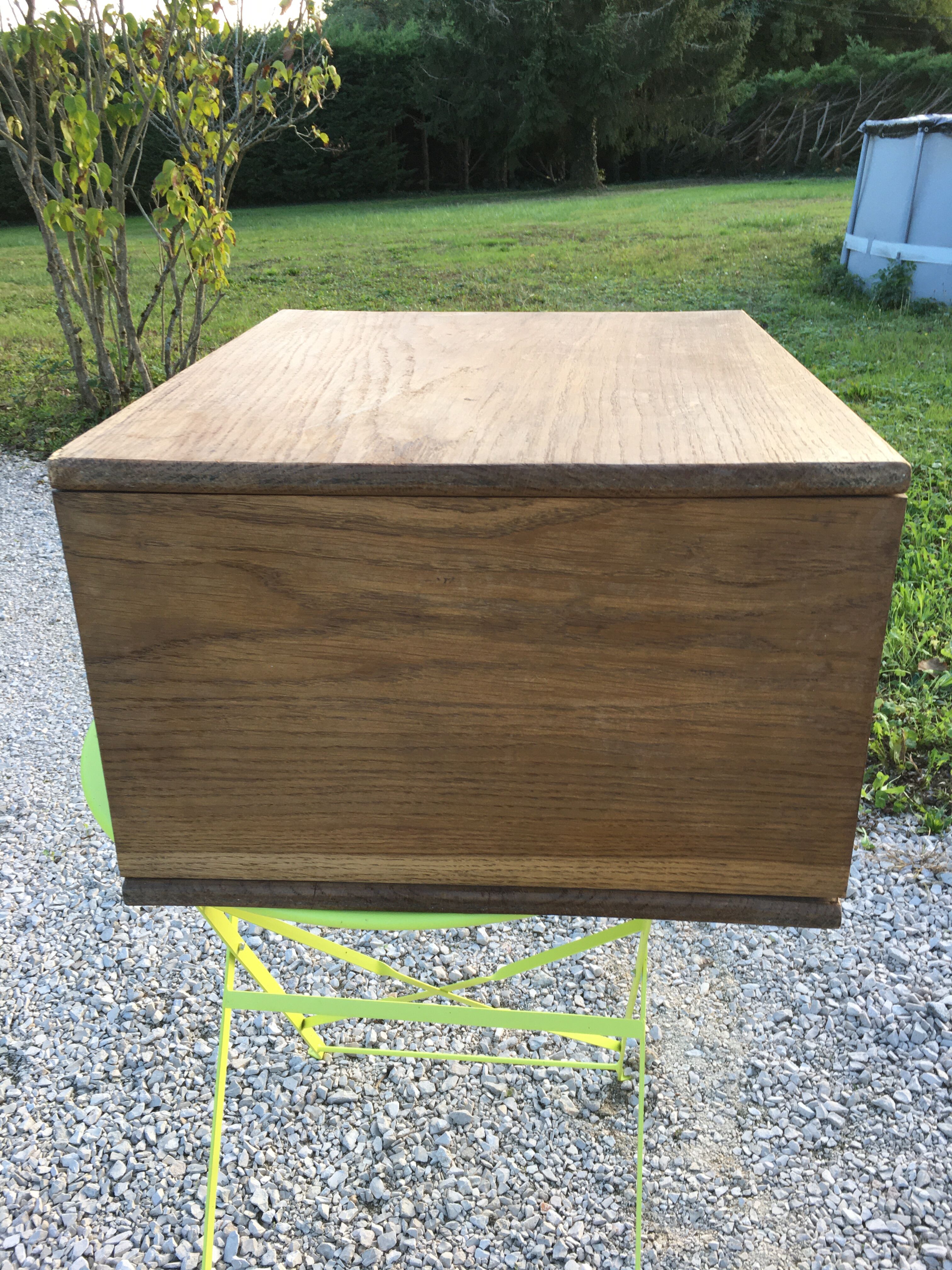 Furniture to lay or hang in oak