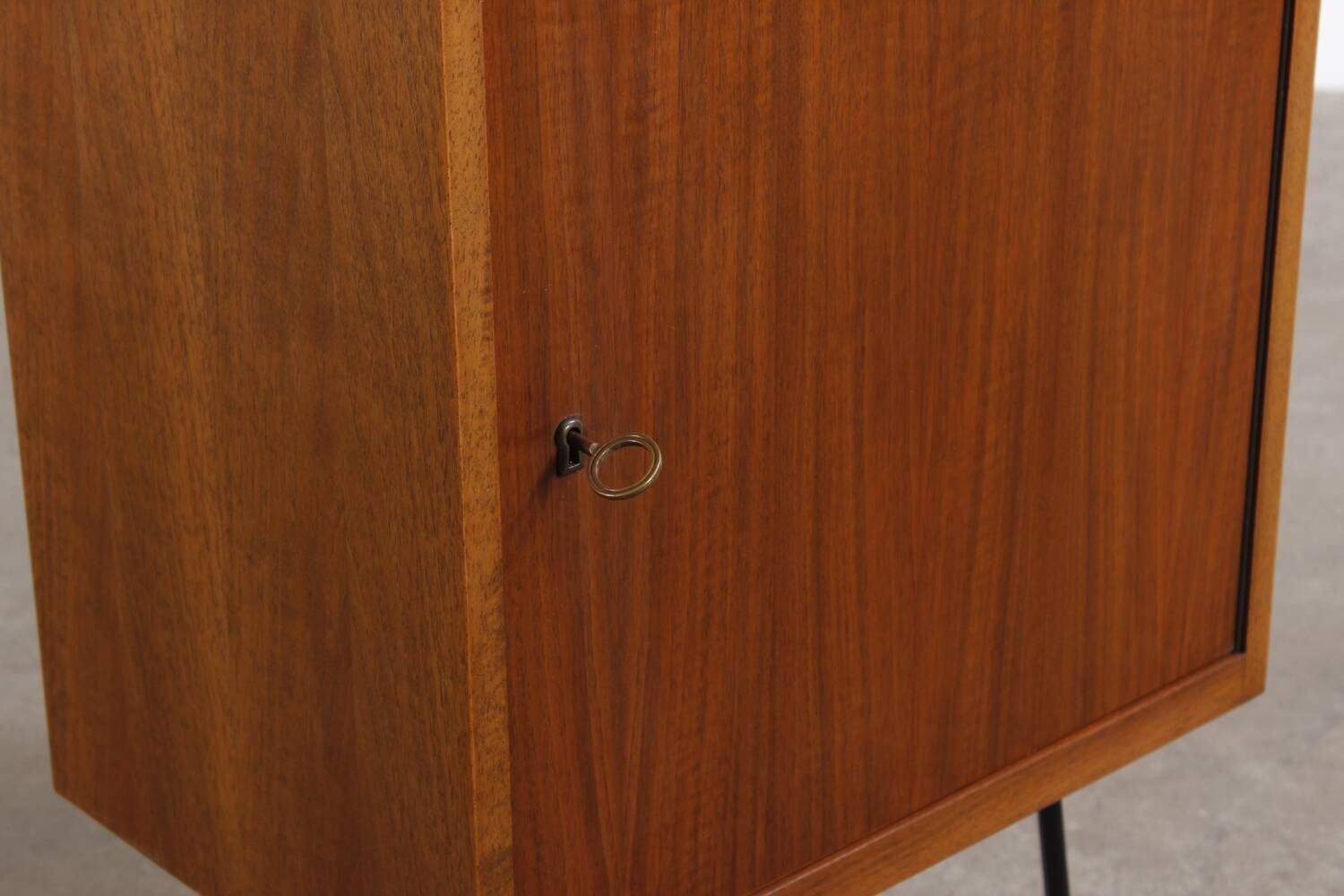 Vintage Schrank auf Hairpin Legs Mid Century 50er 60er