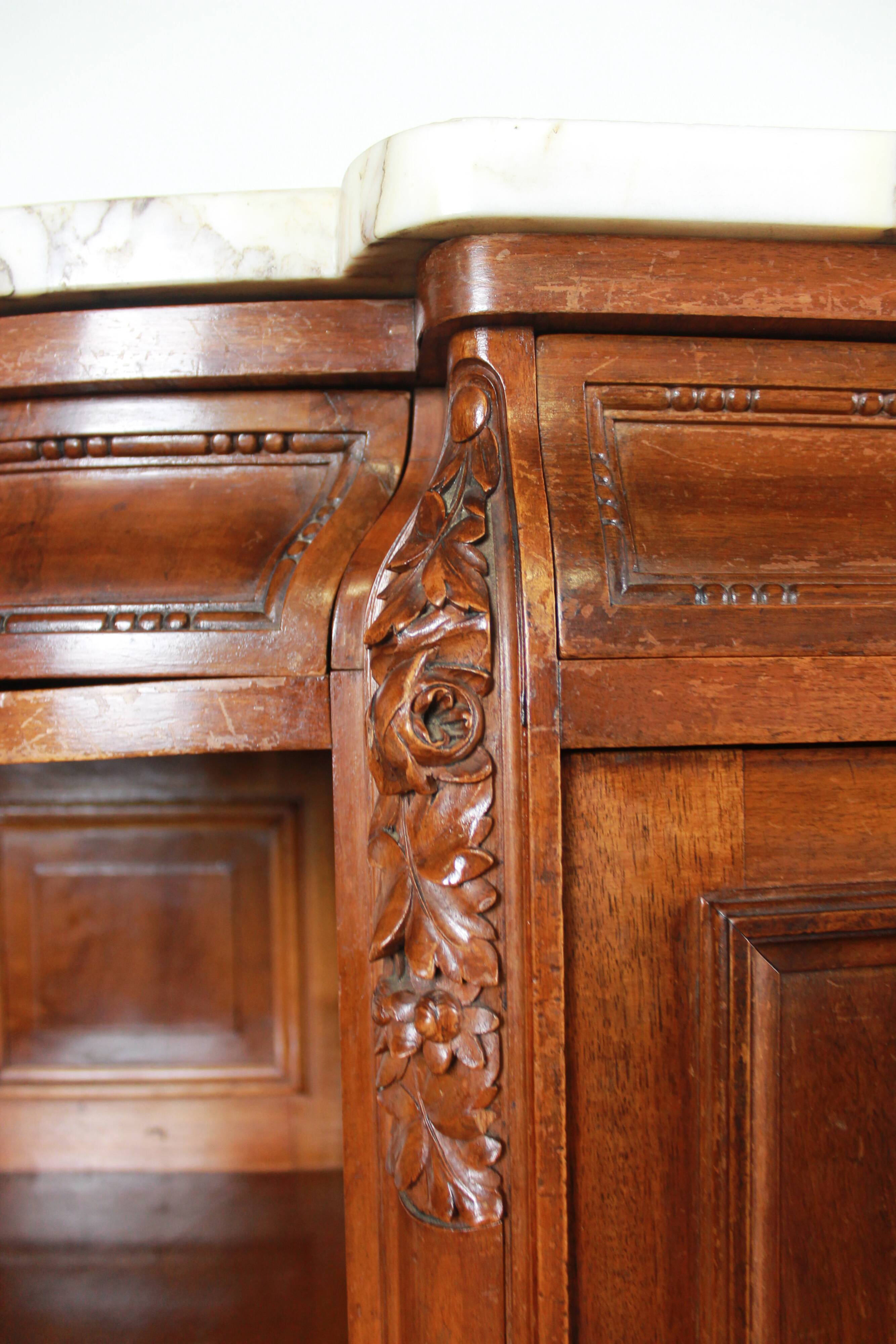 Half-moon shaped serving trolley