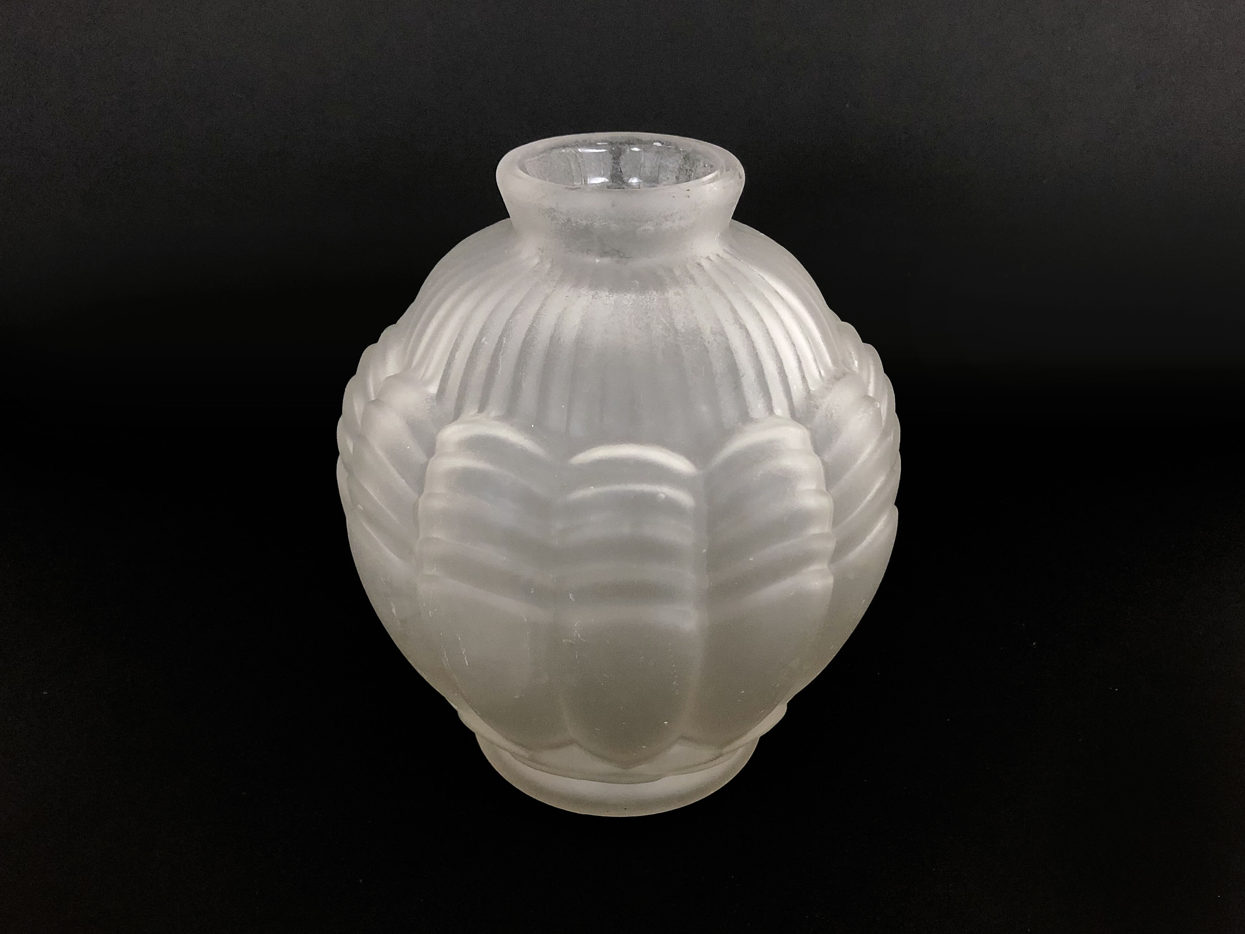 Art Deco vase in frosted glass. Art Deco era. Made in France
