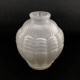 Art Deco vase in frosted glass. Art Deco era. Made in France