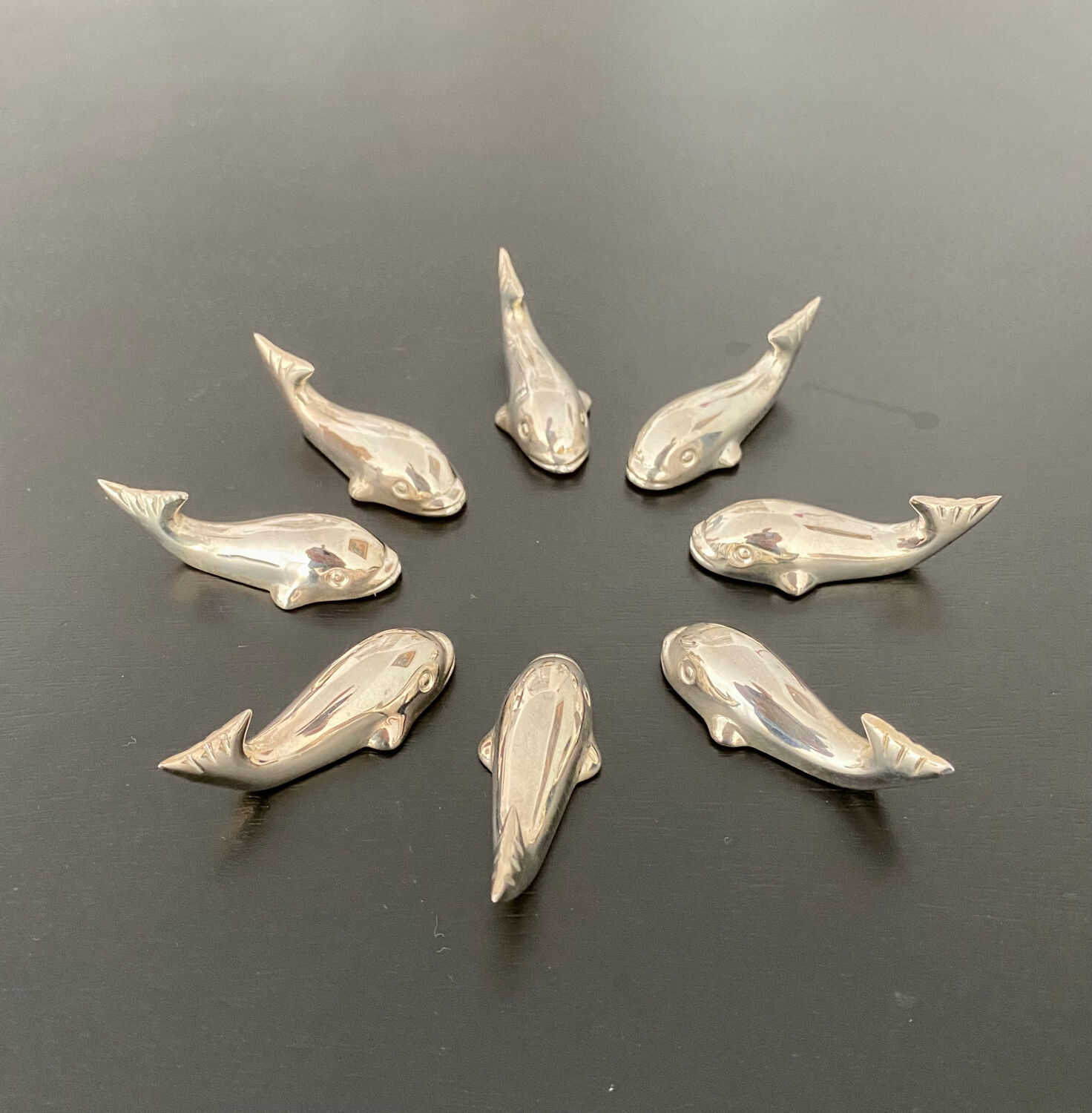 8 whale-shaped knife holders in silver metal