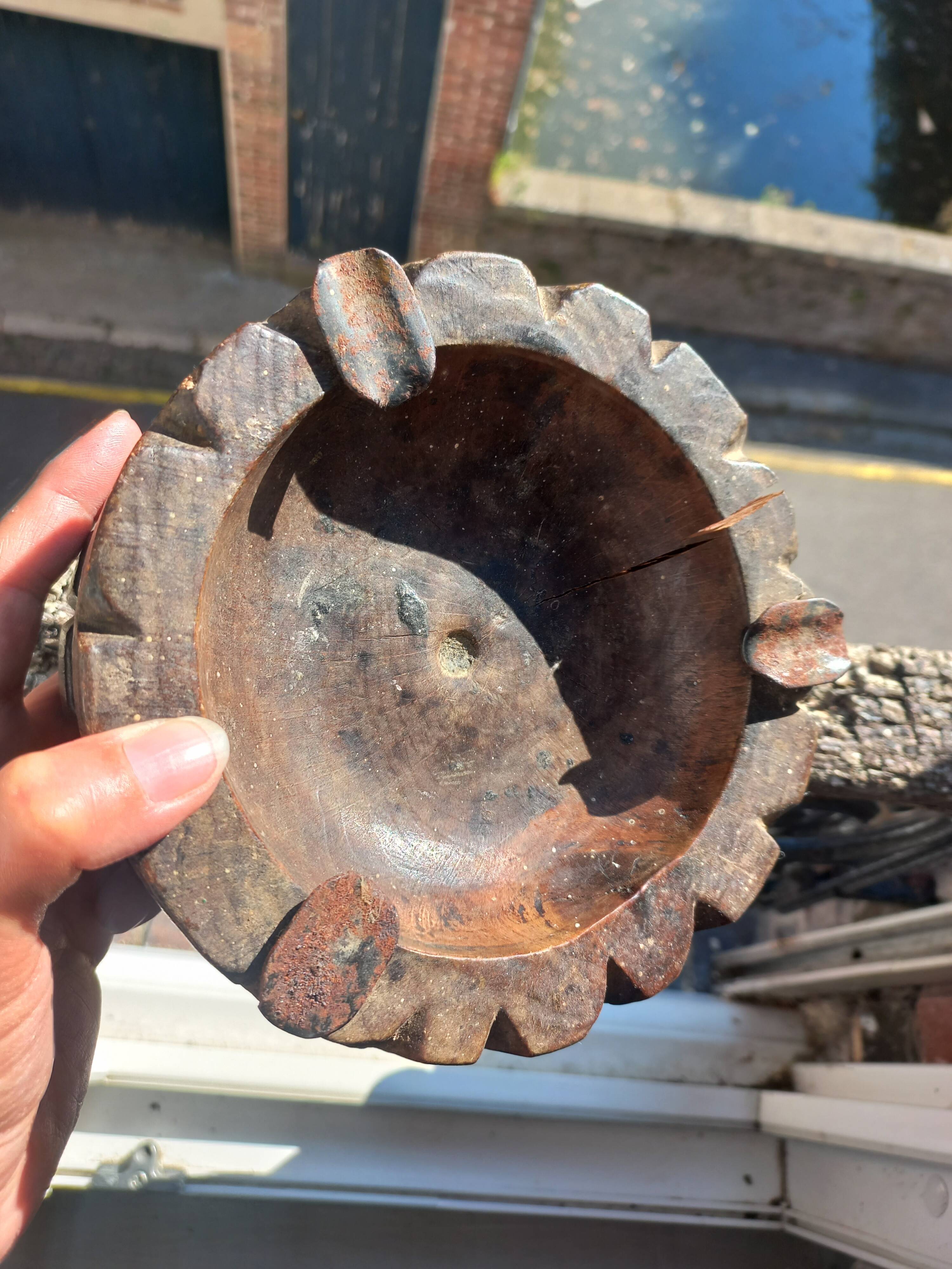 Cendrier rustique ancien en bois sculpté