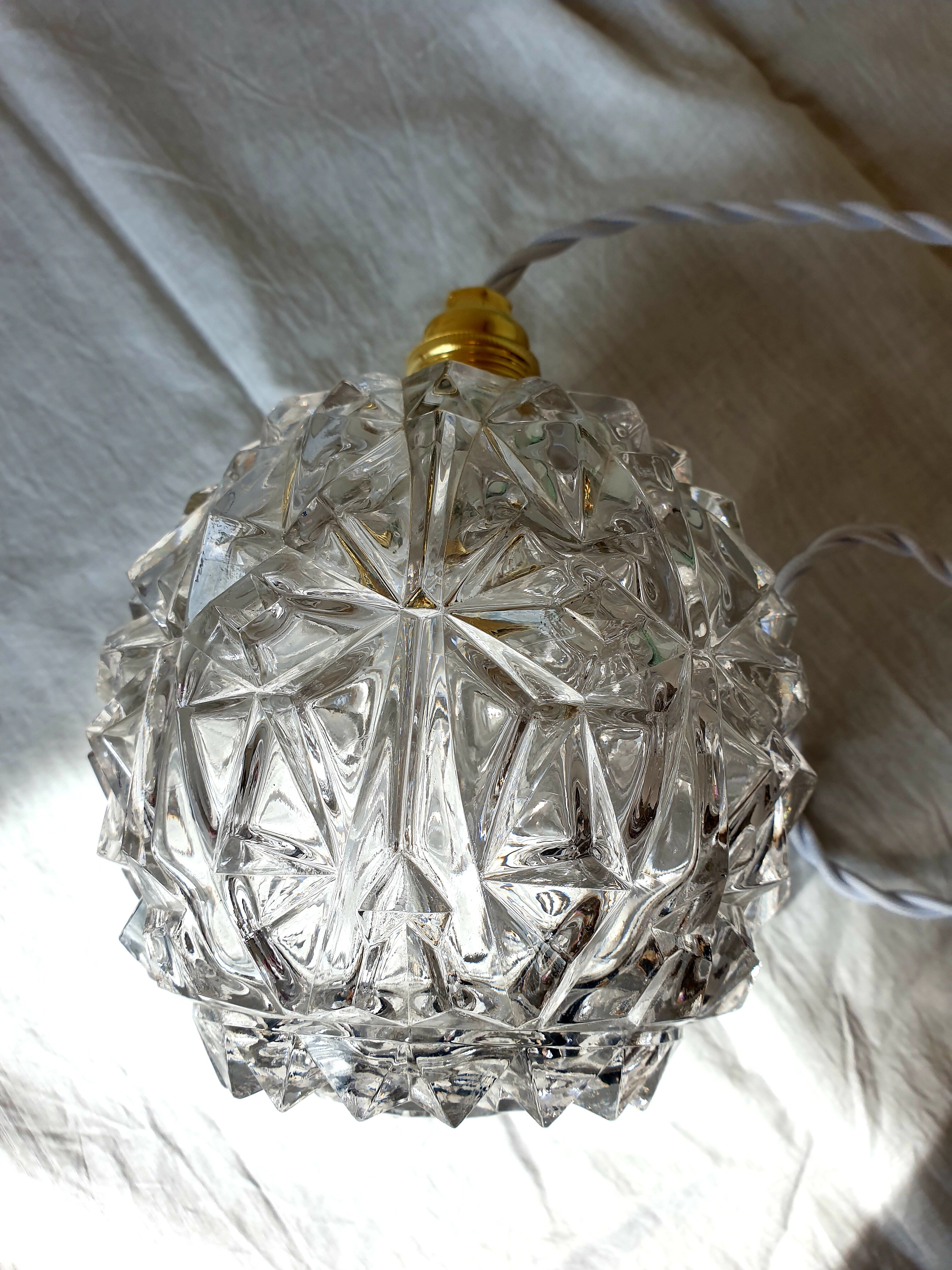 Balladeuse boule en verre ciselé