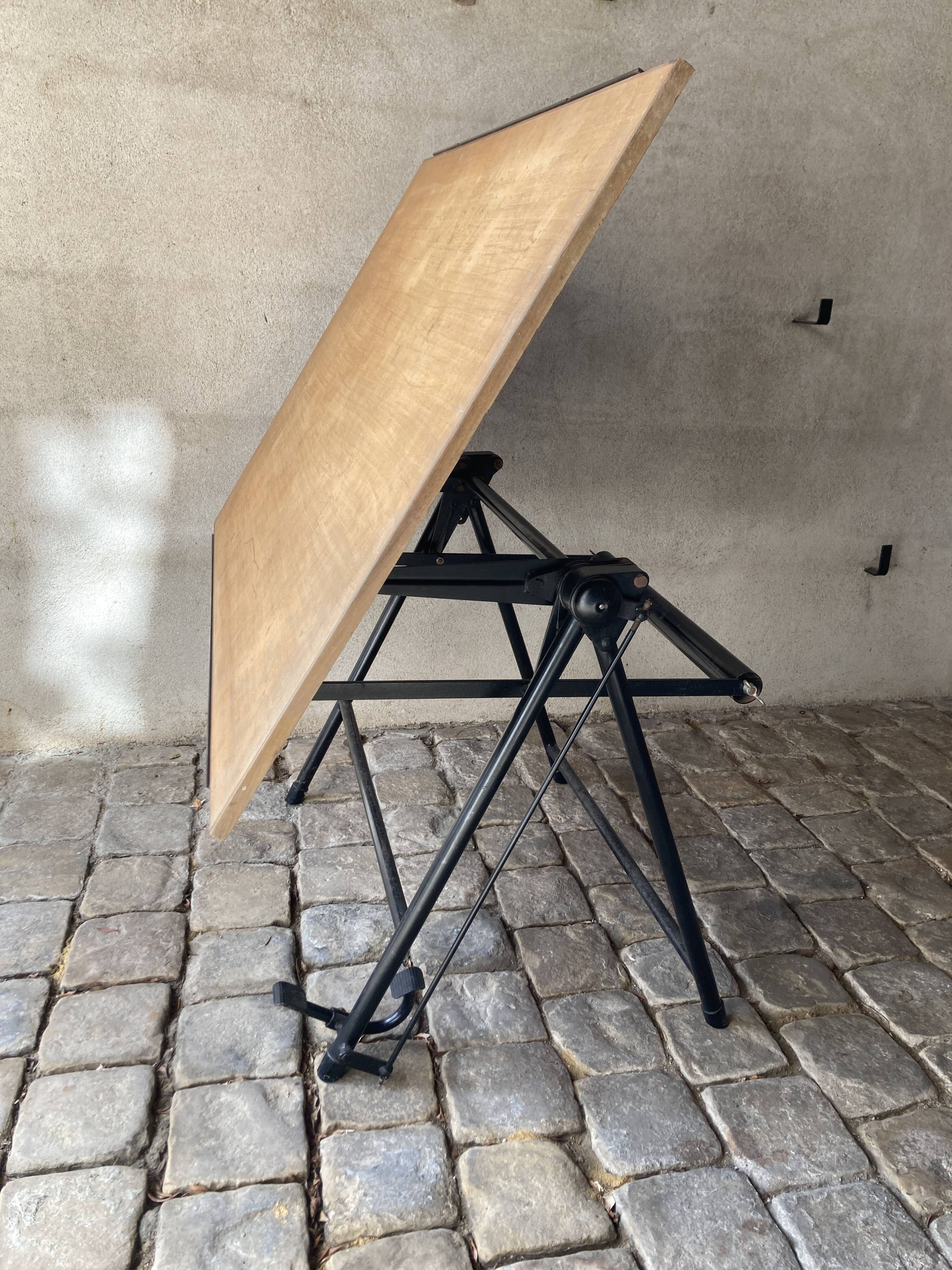 Drawing table