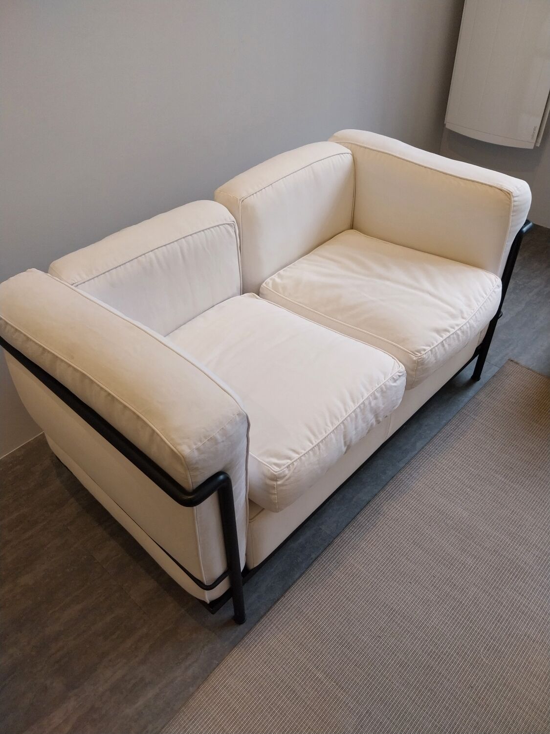 A sofa and two LC2 Cassina armchairs