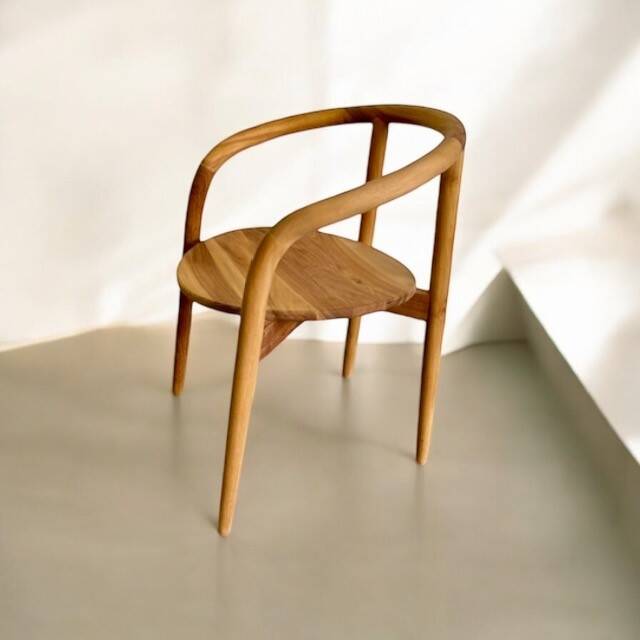 Chaise en bois avec assise tressée