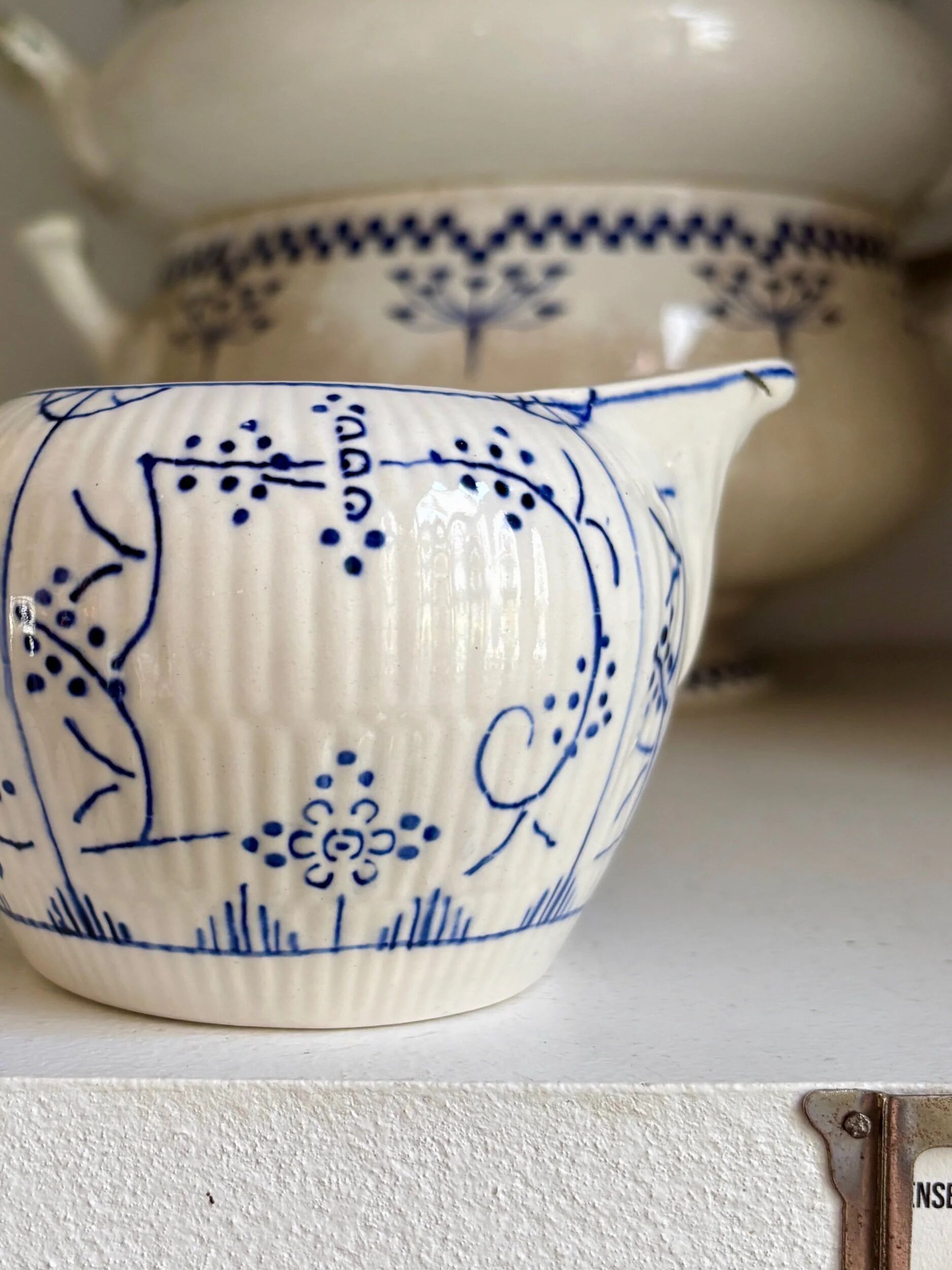 Pot à lait Boch La Louvière en faïence émaillée bleue, service "Copenhague" - années 1920-30