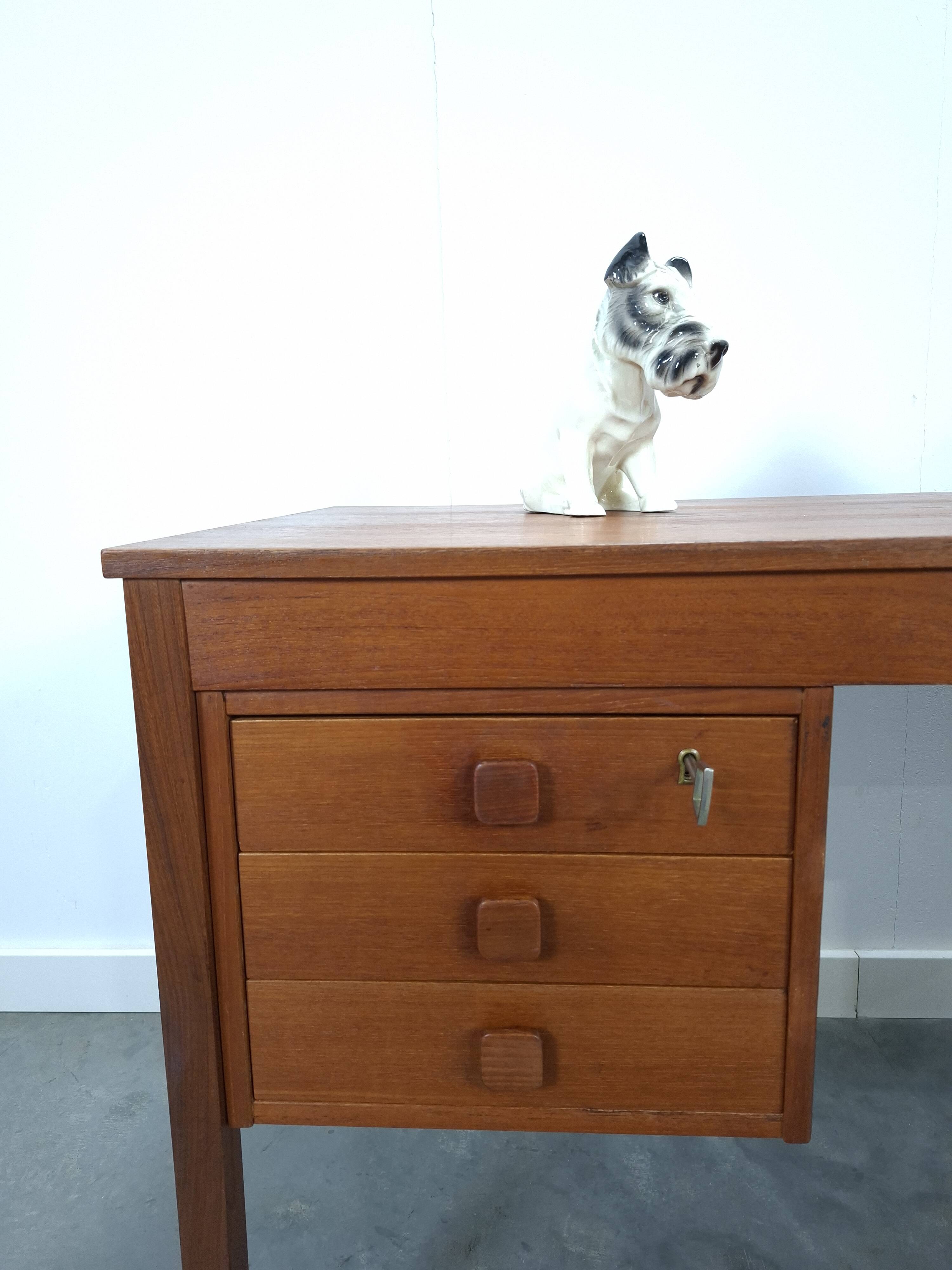 Teak vrijstaand bureau met lade uit Denemarken