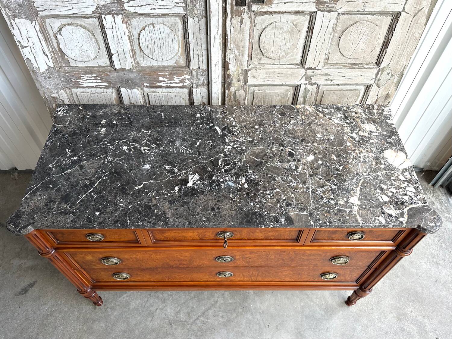 Louis XVI style chest of drawers in elm burl