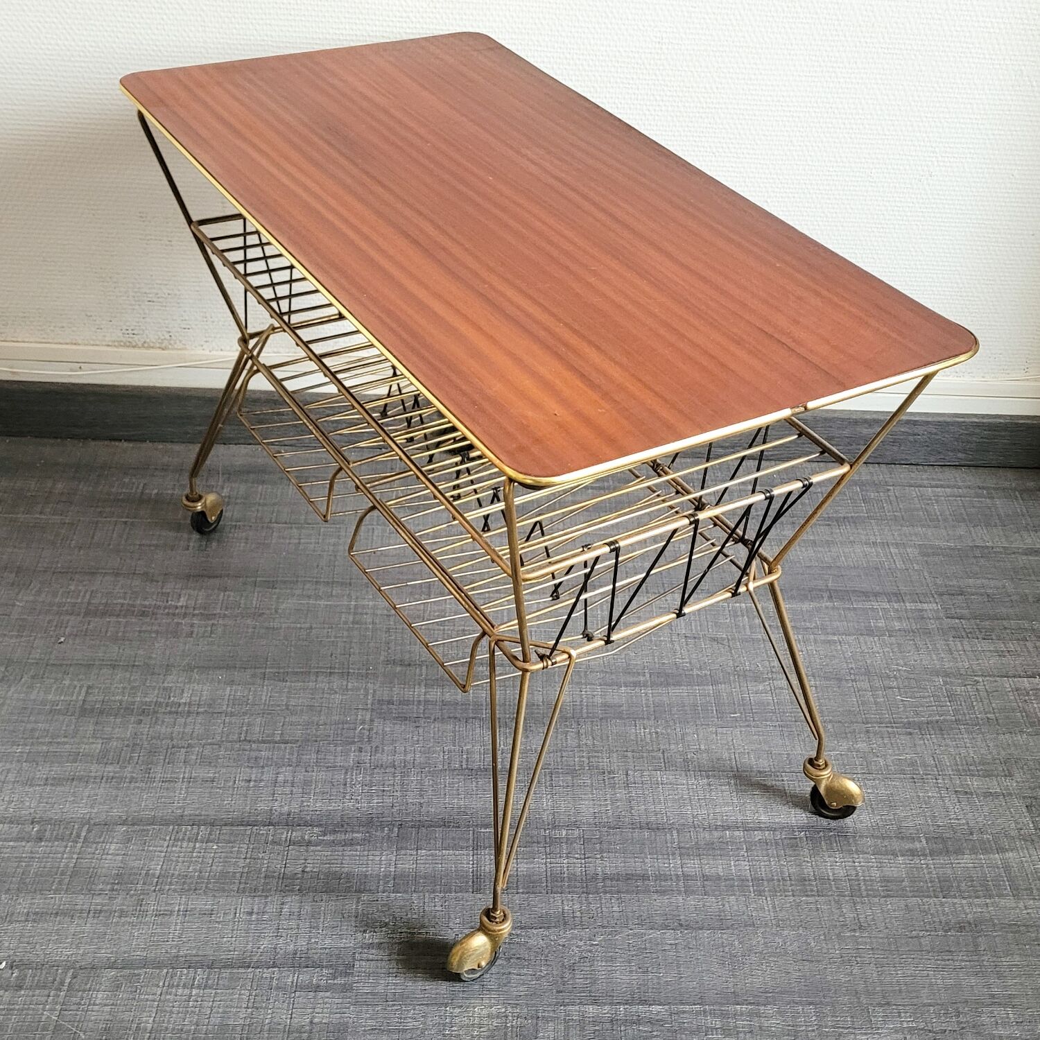 Table desserte à roulettes porte vinyles