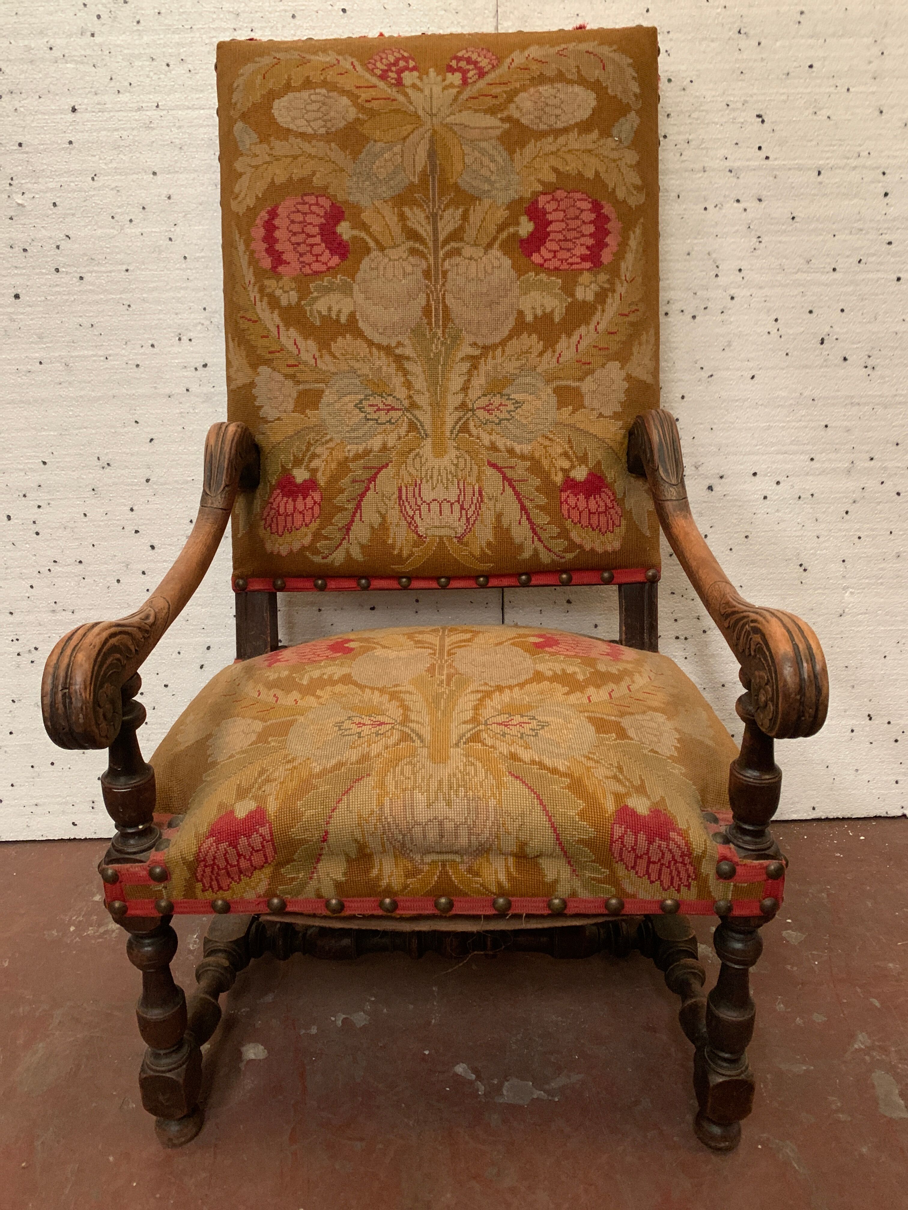 Fauteuil de style louis xiii en noyer massif xx siècle