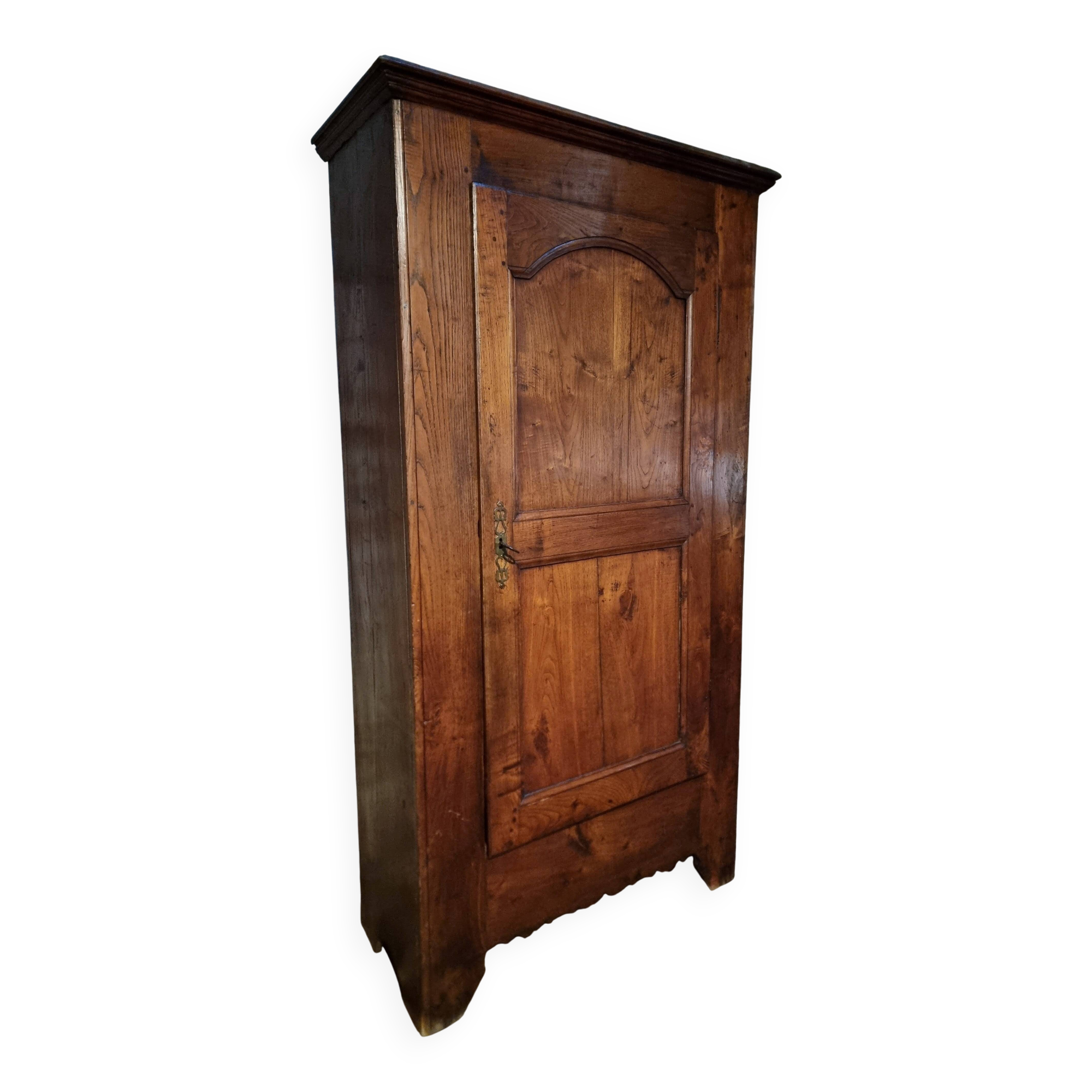 Armoire ancienne – bonnetière française du XVIIIe siècle en châtaignier avec serrure et clé d'origine