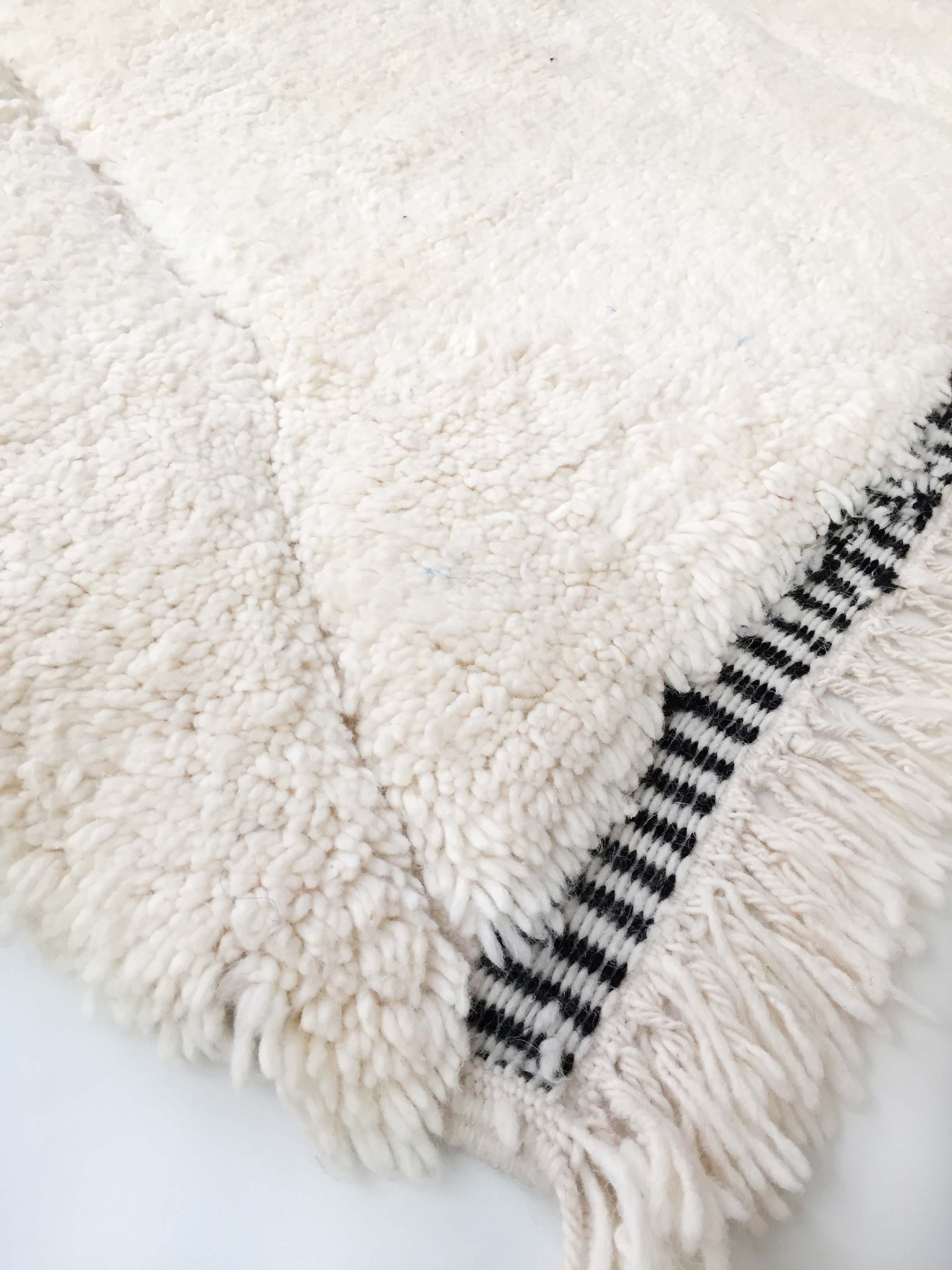 Moroccan Berber carpet Beni Ouarain unbleached with engraved patterns 289x196cm