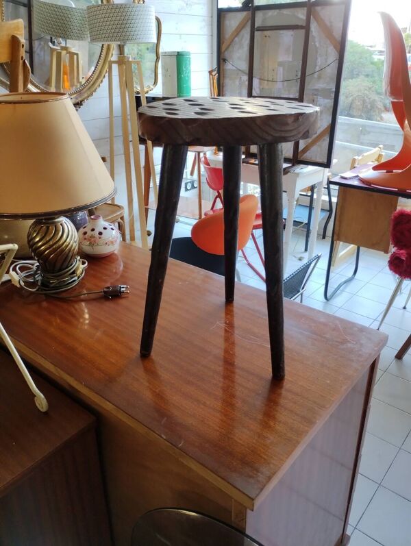 Tabouret tripode brutaliste