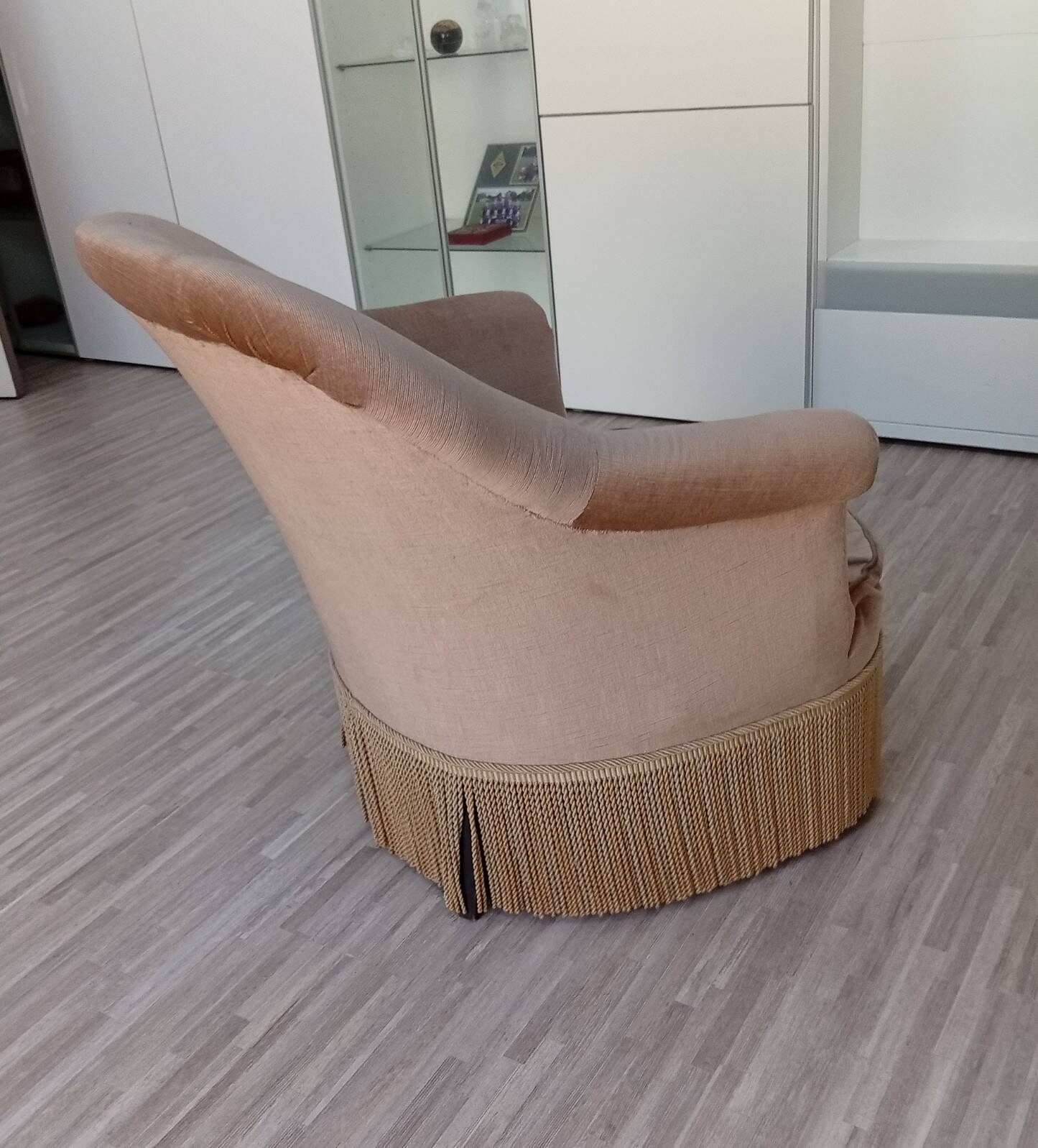 Beige velvet crapaud armchair with fringes in contemporary style from 1950-80.