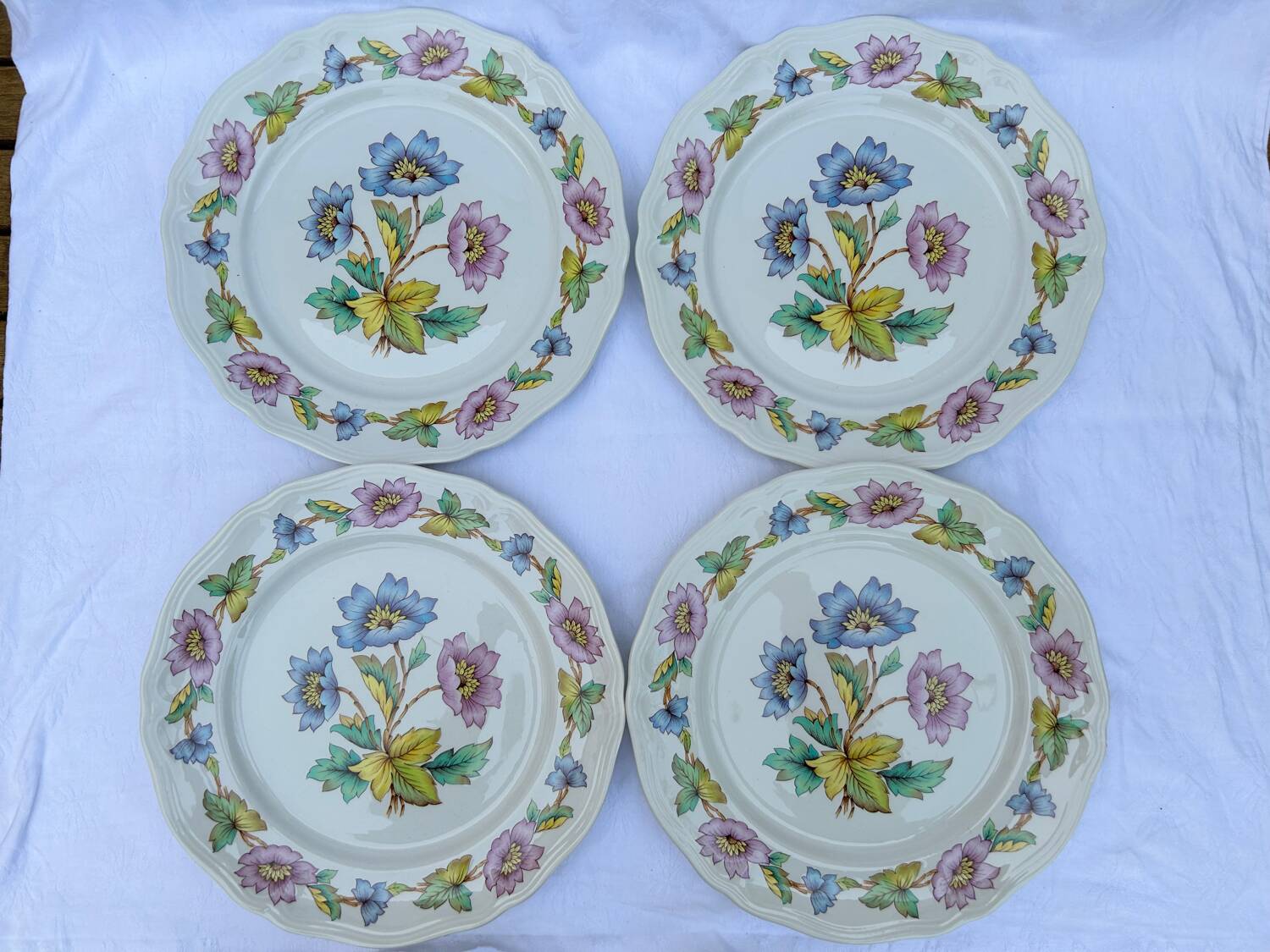 Set of 4 Moulins des Loups flat plates