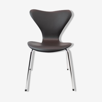 Seven chair, model 3107, designed by arne jacobsen and manufactured by fritz hansen.