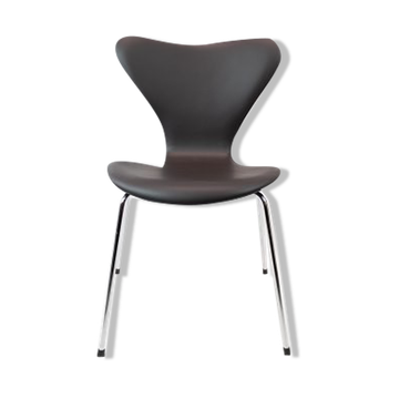 Seven chair, model 3107, designed by arne jacobsen and manufactured by fritz hansen.
