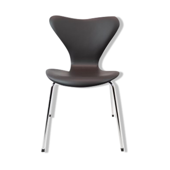 Seven chair, model 3107, designed by arne jacobsen and manufactured by fritz hansen.