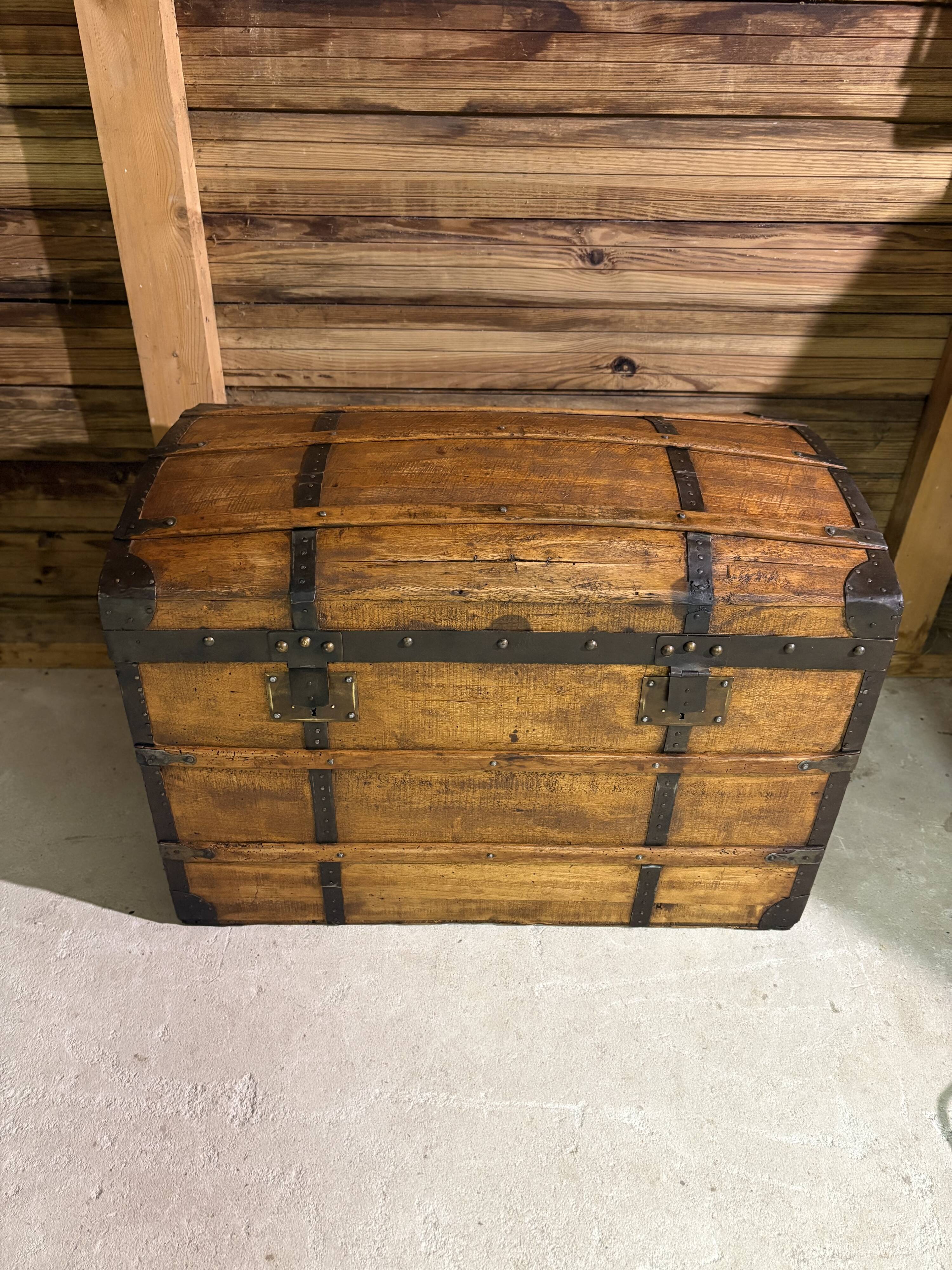 Grande malle de voyage bombée ancienne – restaurée avec soin