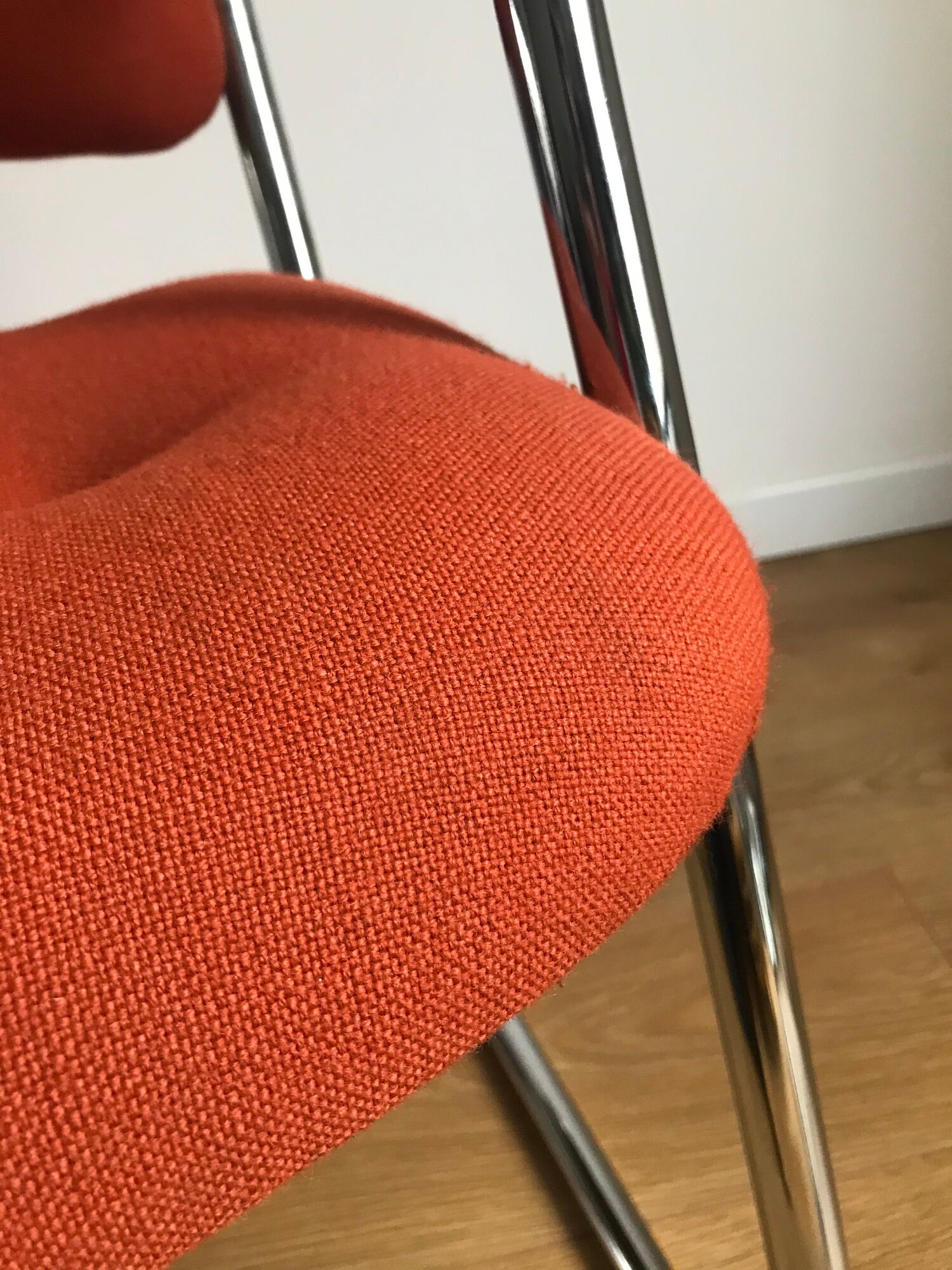 Fauteuil vintage de bureau piètement luge en laine orange par steelcase strafor