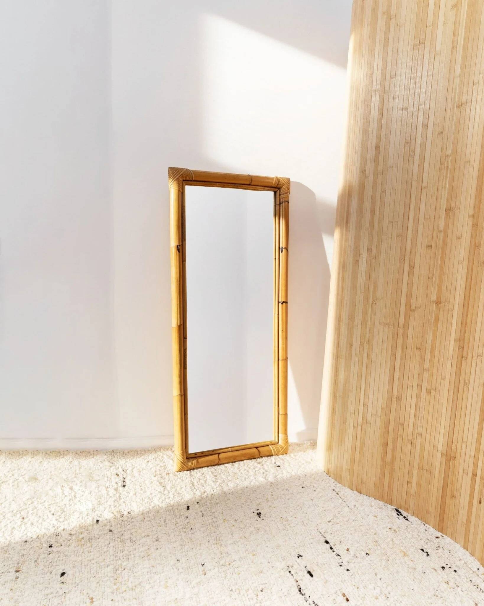 Miroir mural en bois de bambou XL en teinte miel naturel, fabriqué en Italie, vintage des années 1940, style mid-century.