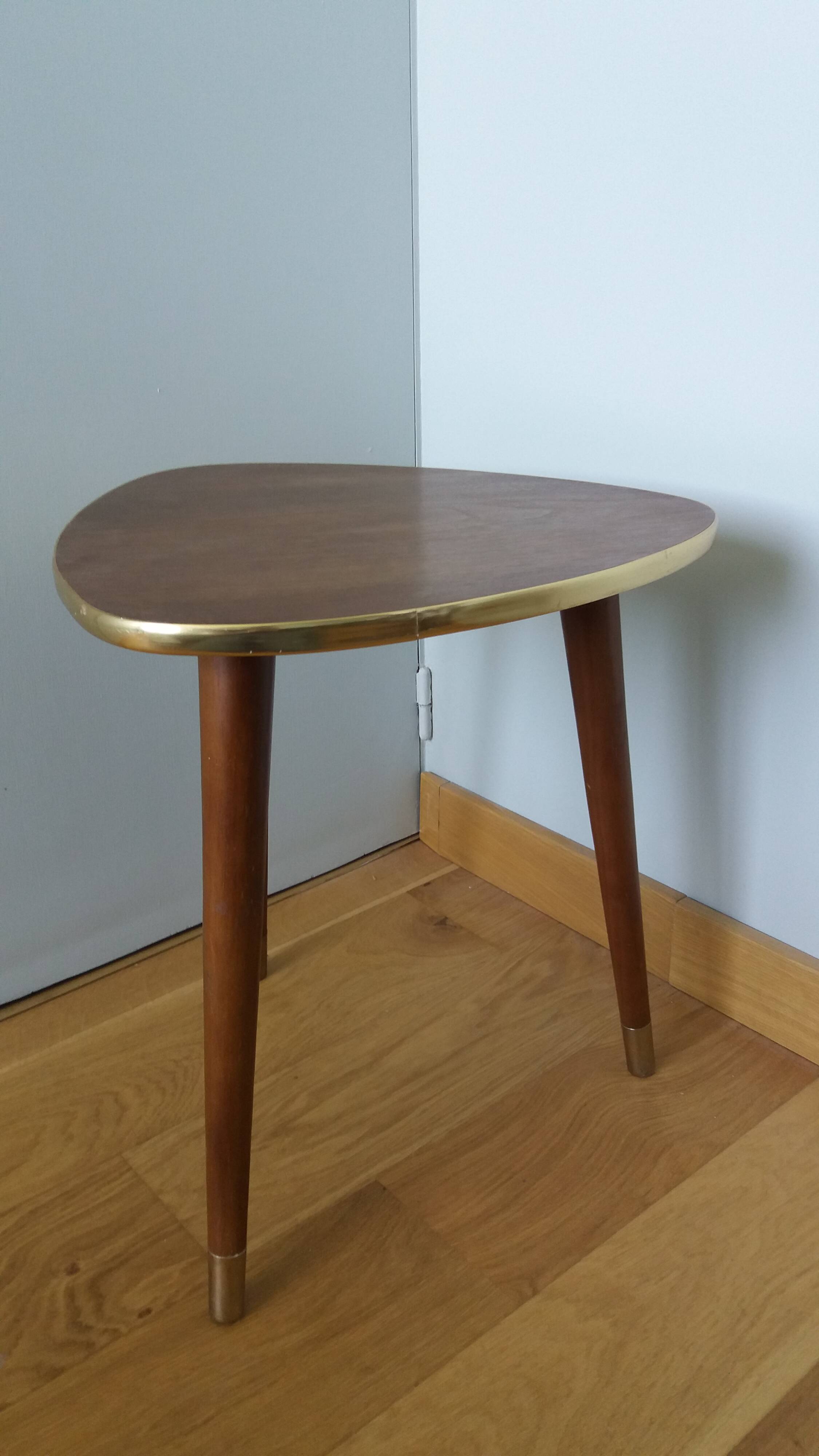 Table basse bout de canapé tripode forme médiator pieds fuselés compas