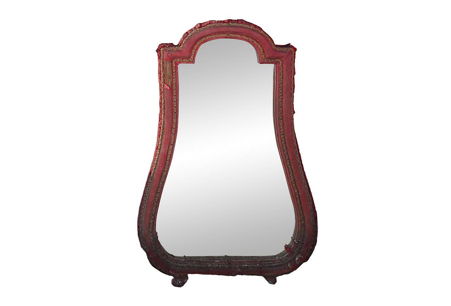 Miroir baroque XVIIIe cadre en velours bordeaux et galon doré, silhouette goutte, petits pieds
