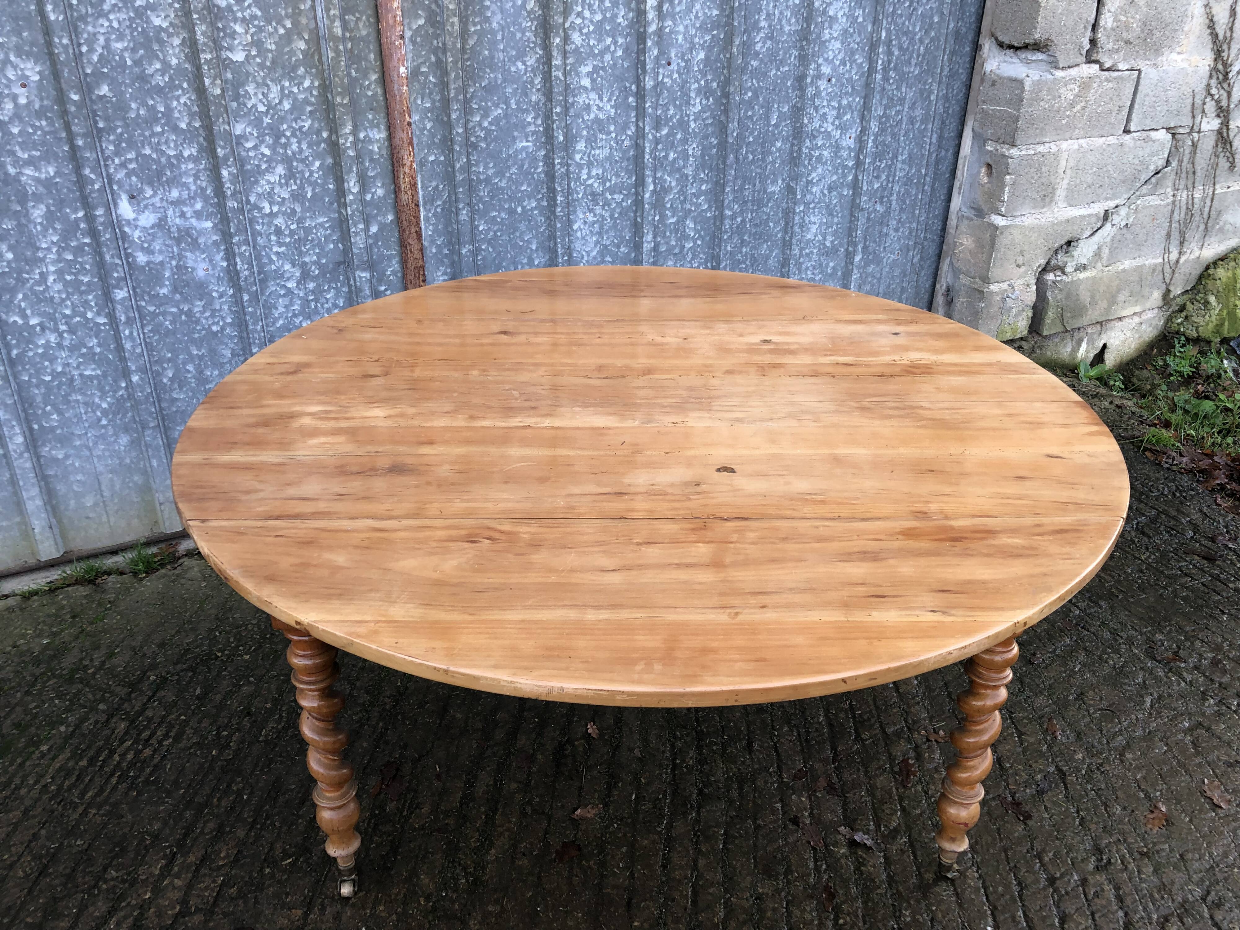 Round table in solid cherry wood, extendable with twisted legs, Louis Philippe style.
