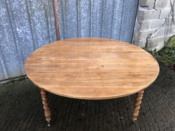 Table ronde en cerisier massif extensible aux pieds torsadé,Louis Philippe.