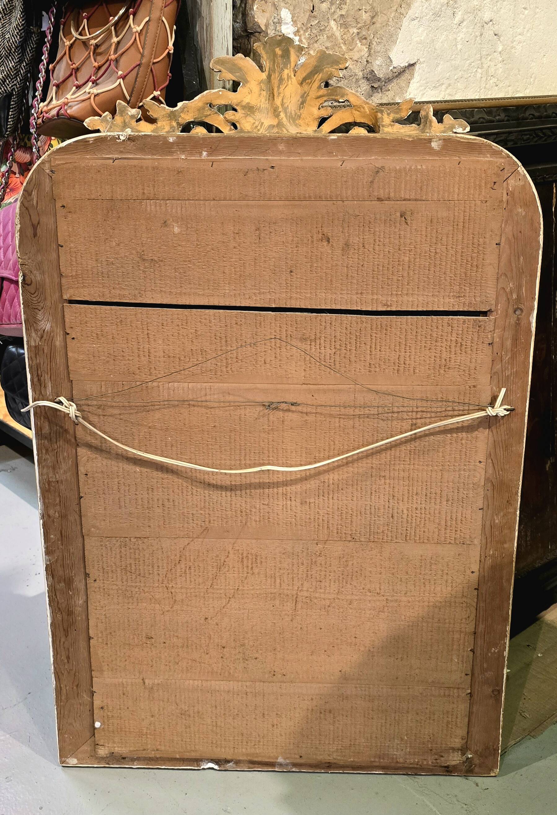 Miroir à fronton sculpté, stuc et bois peint de style Napoléon III - début