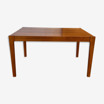 Table scandinave