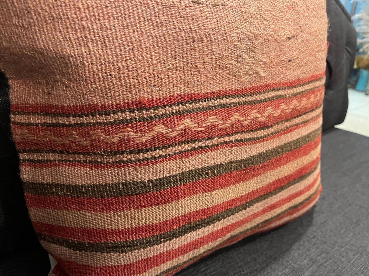 Ancien coussin rose authentique