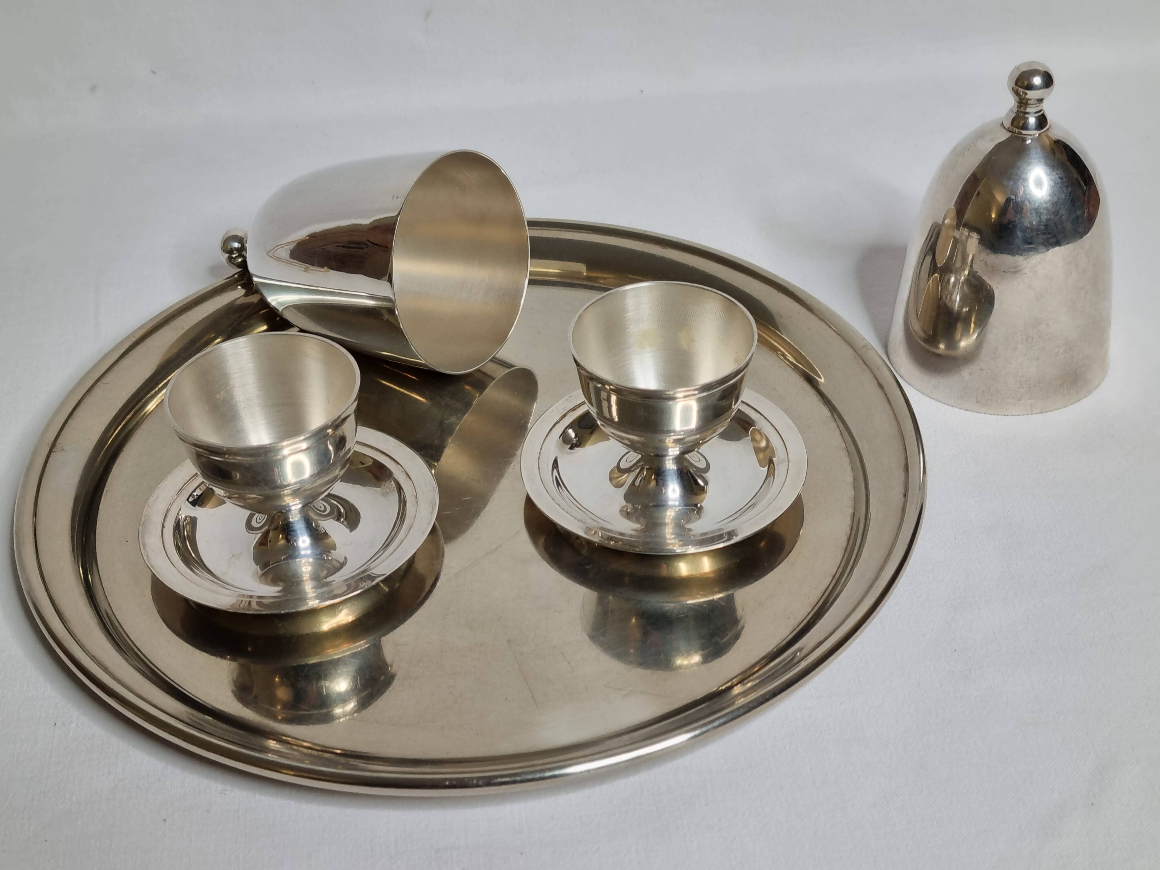 Deux coquetiers sous cloche en métal argenté avec plateau de présentation "Gombault", 28 cm