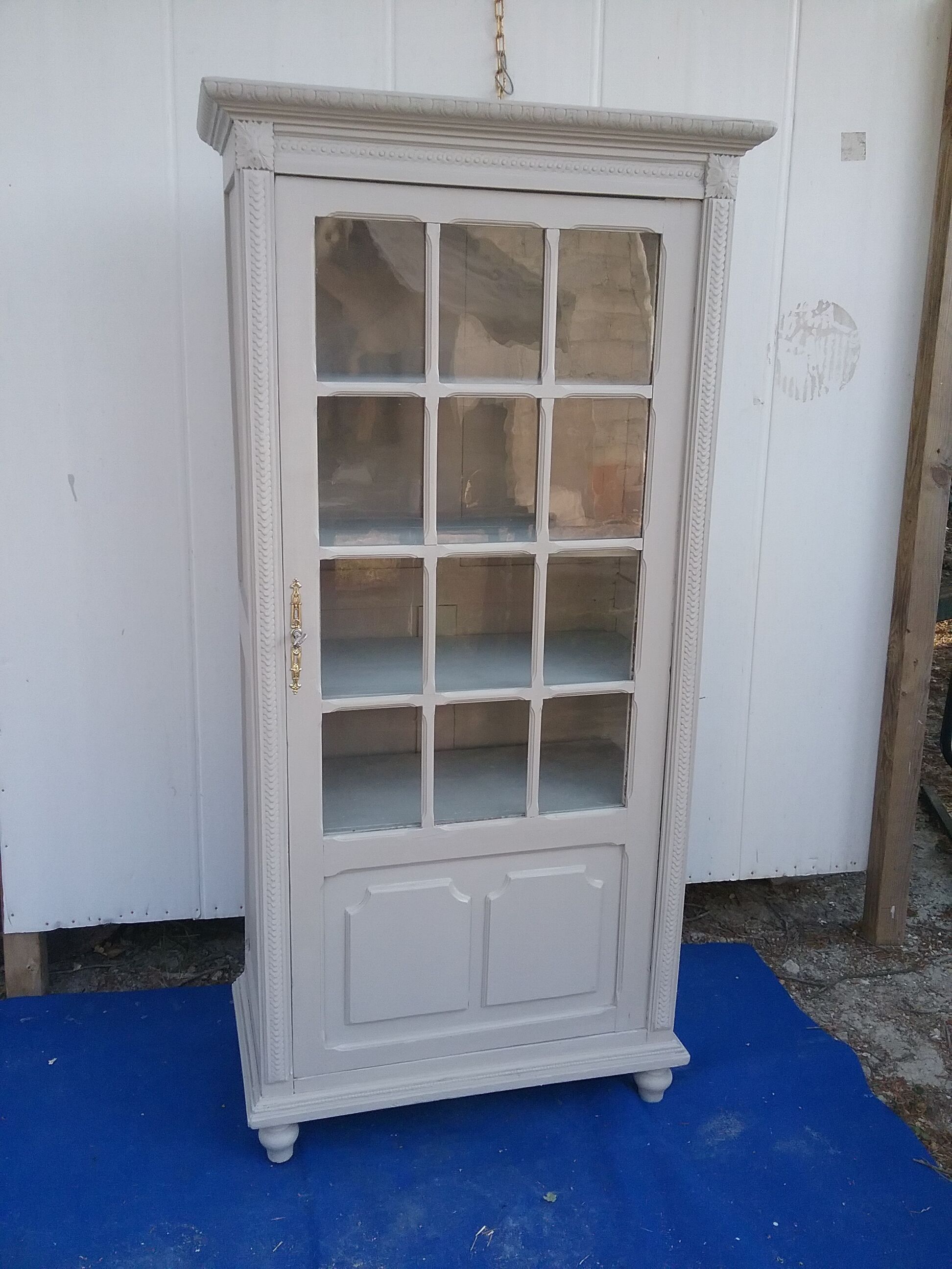 Vintage Parisian showcase