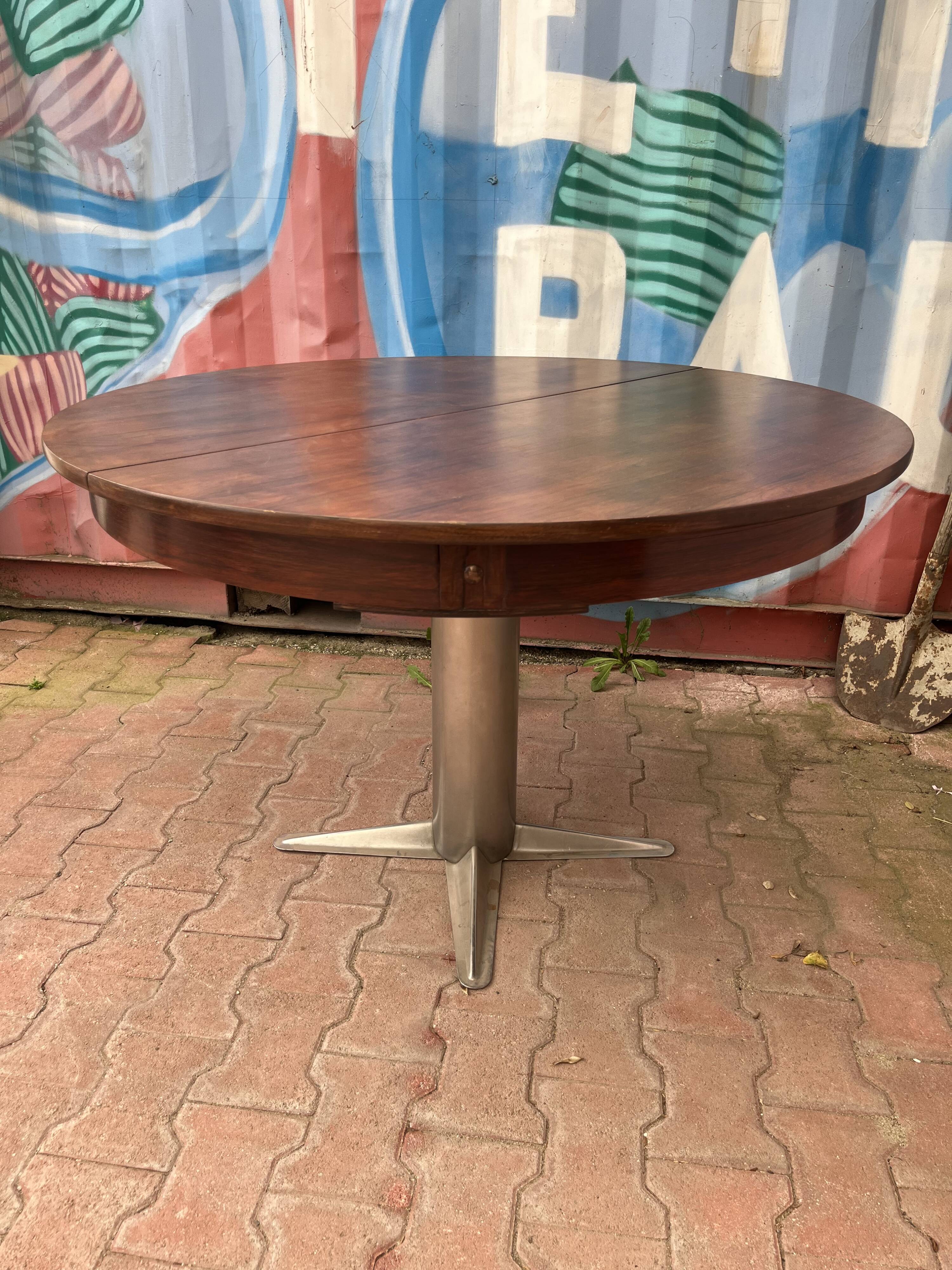 Extendable vintage round table
