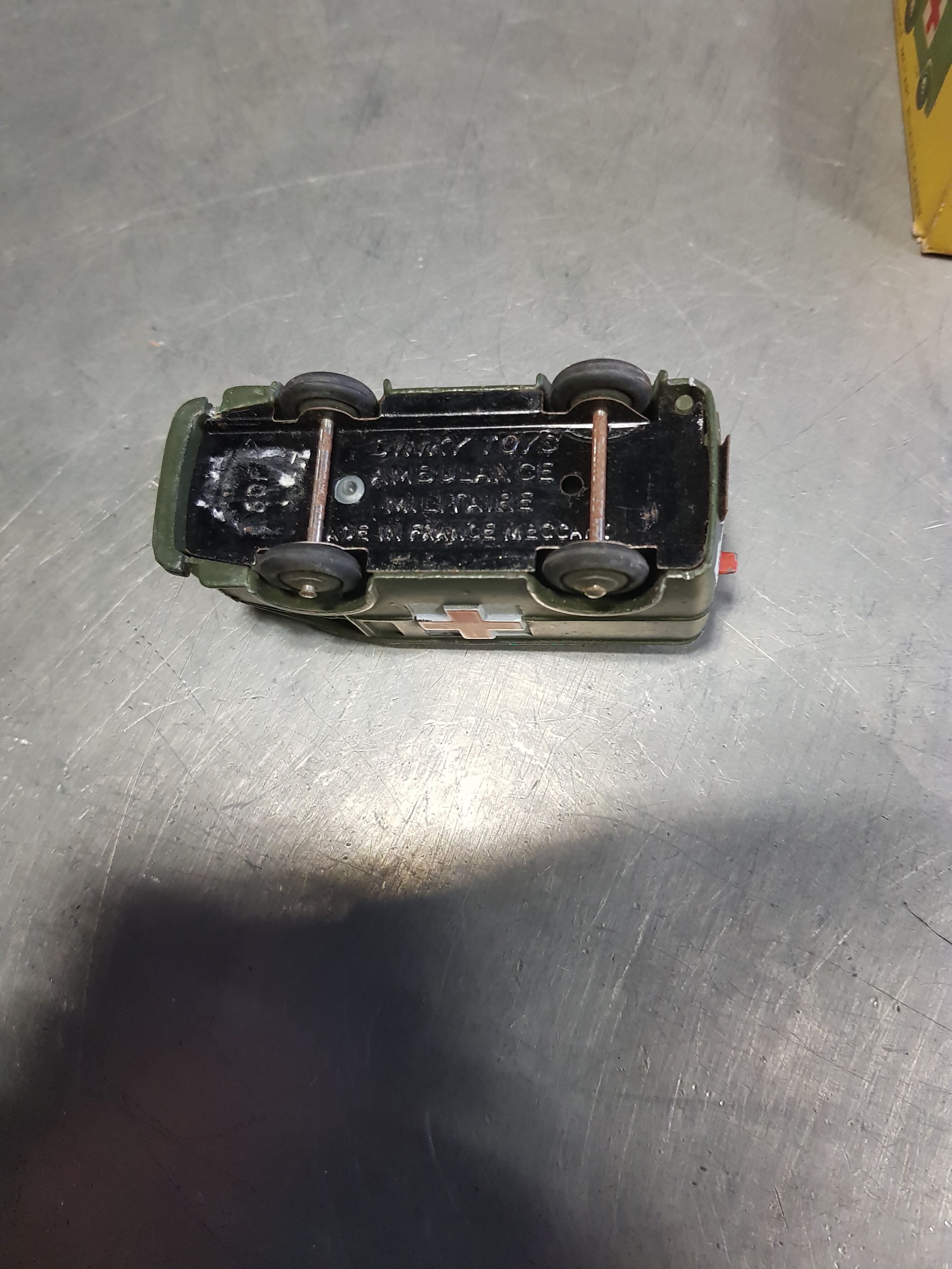 Car Dinky Toys model military ambulance Renault carrier