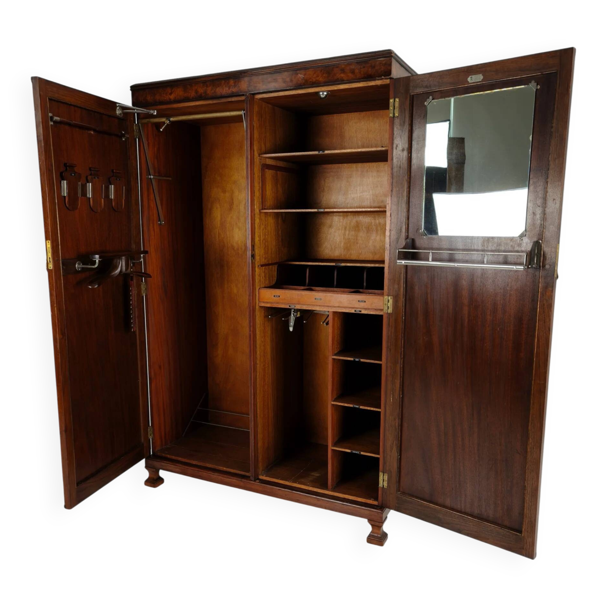 Superbe armoire anglaise Art Déco en loupe de noyer signée Waring & Gillow – vers 1900-1932
