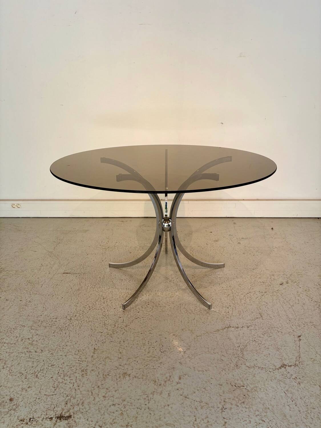 Table ronde vintage années 70 – verre fumé & piètement chrome –
