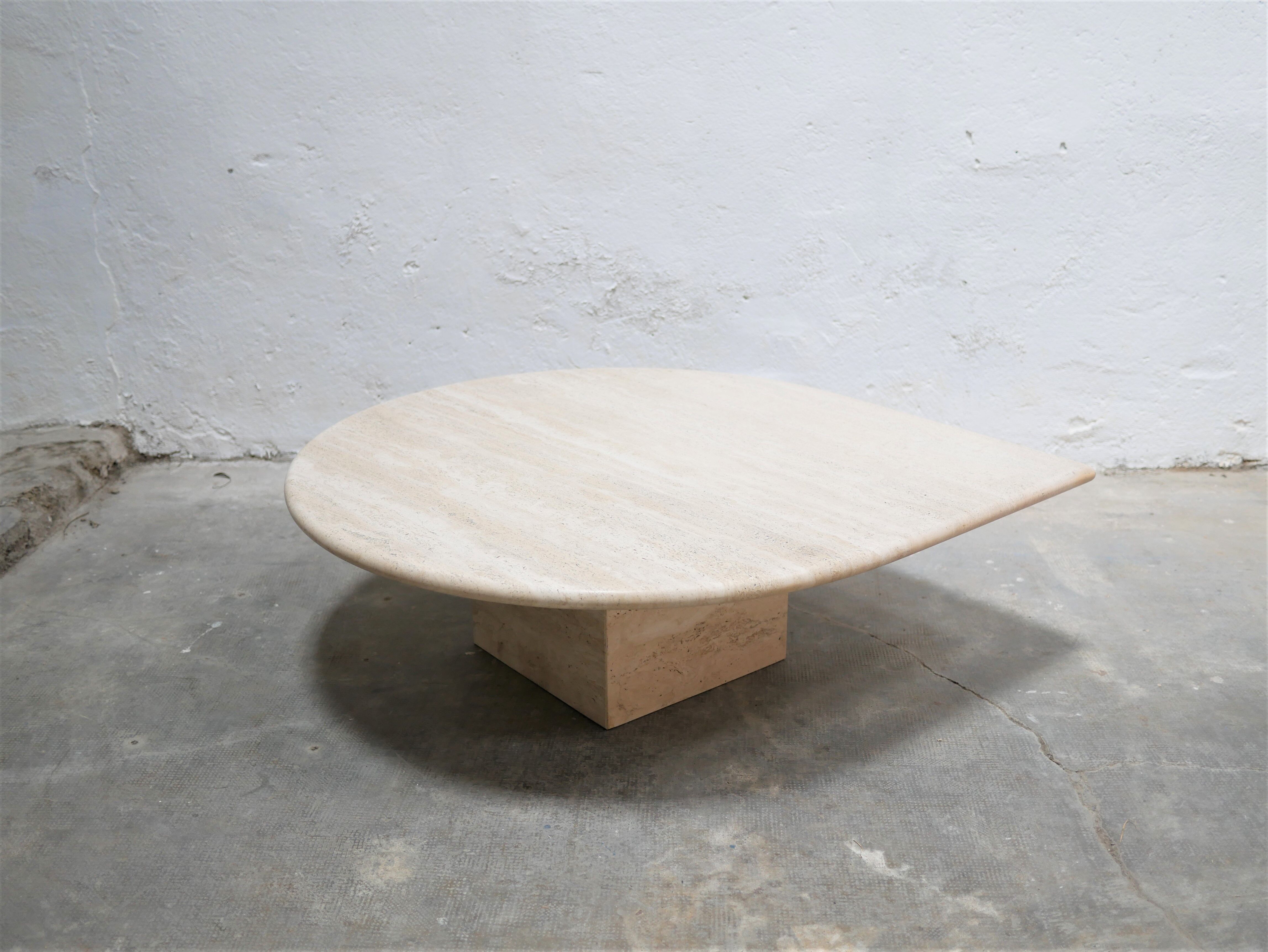 Table basse vintage en travertin