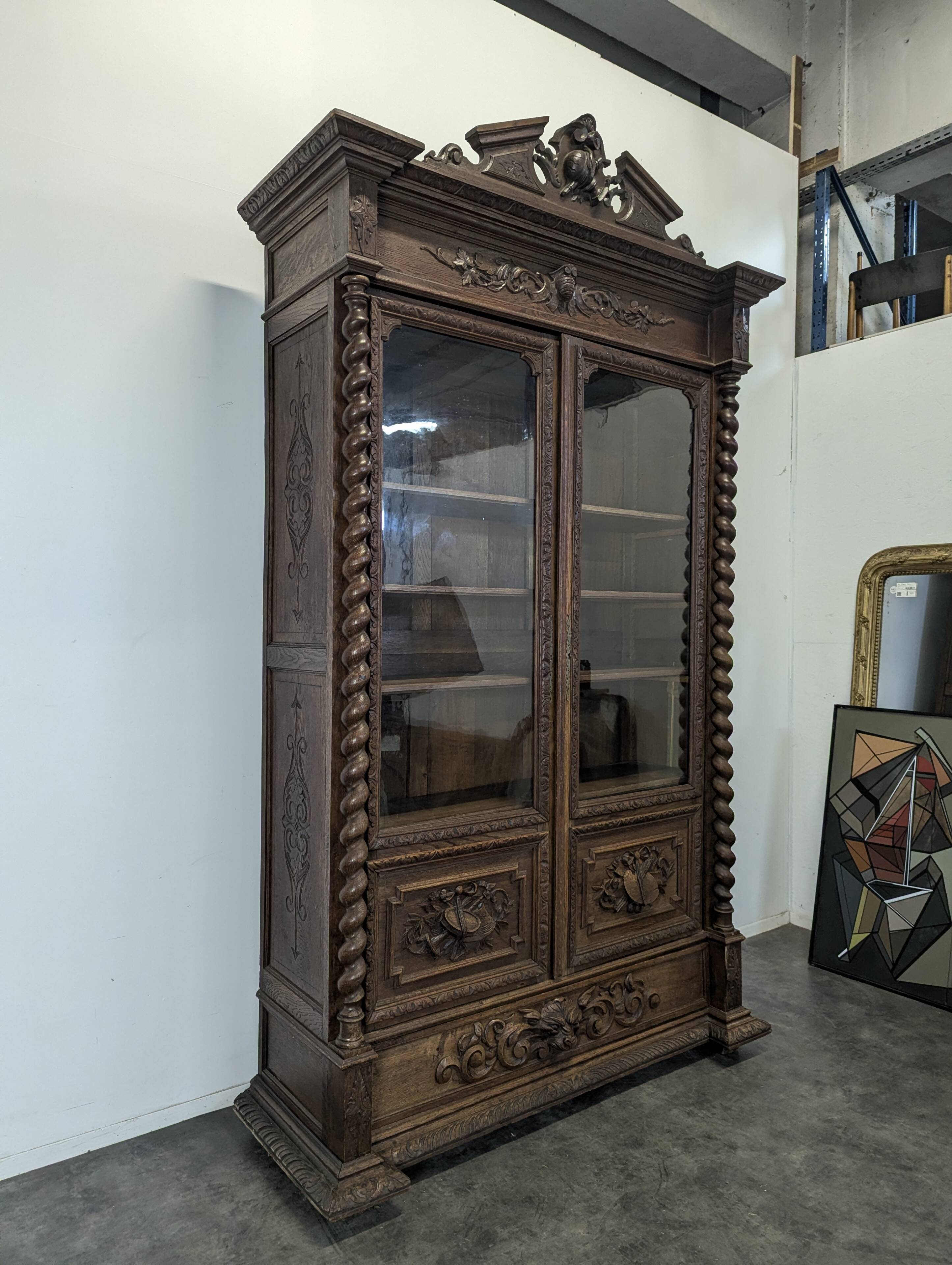 Bibliothèque vitrée de style Louis XIII en chêne