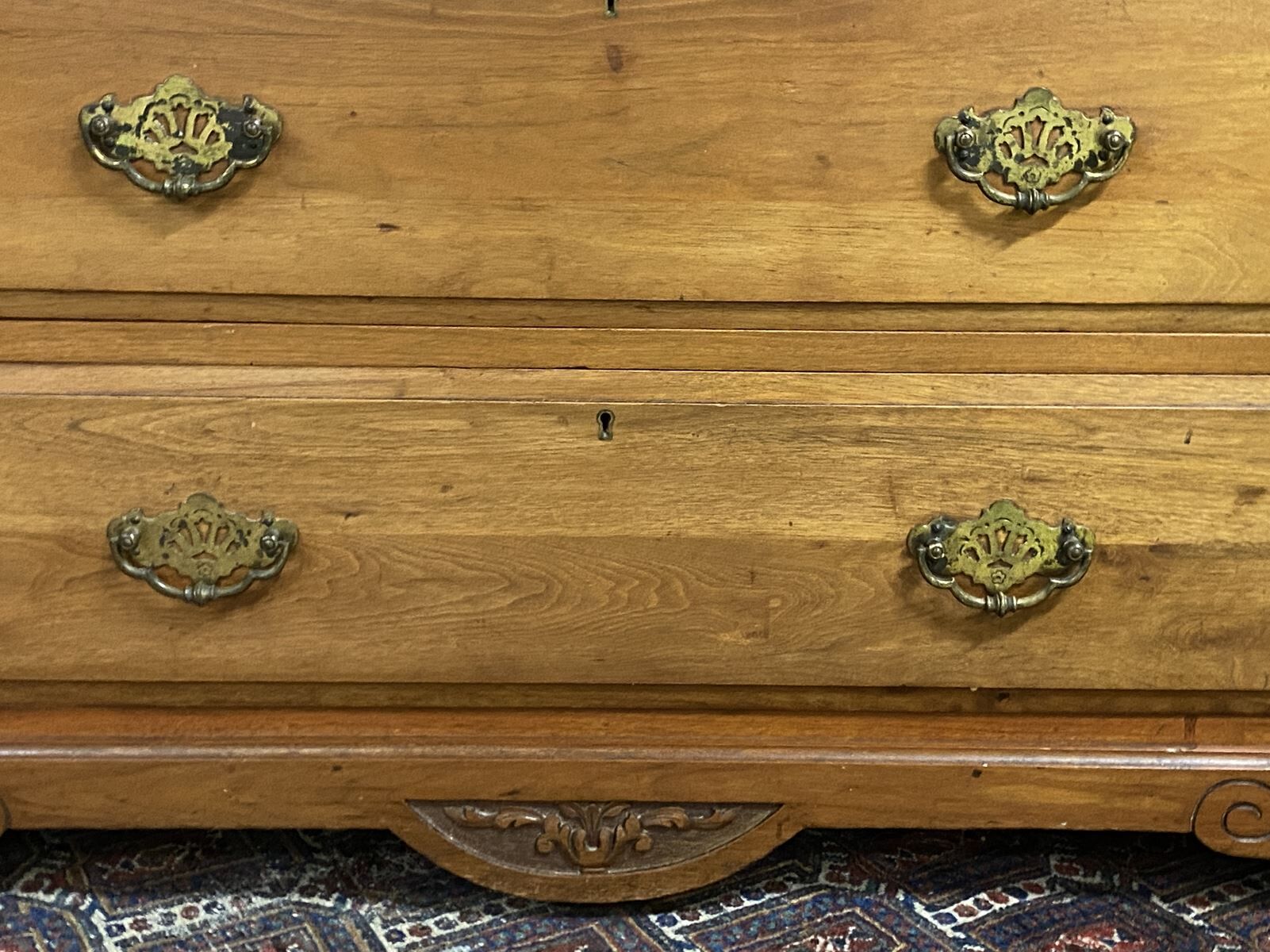 Commode anglaise en noyer début XXème