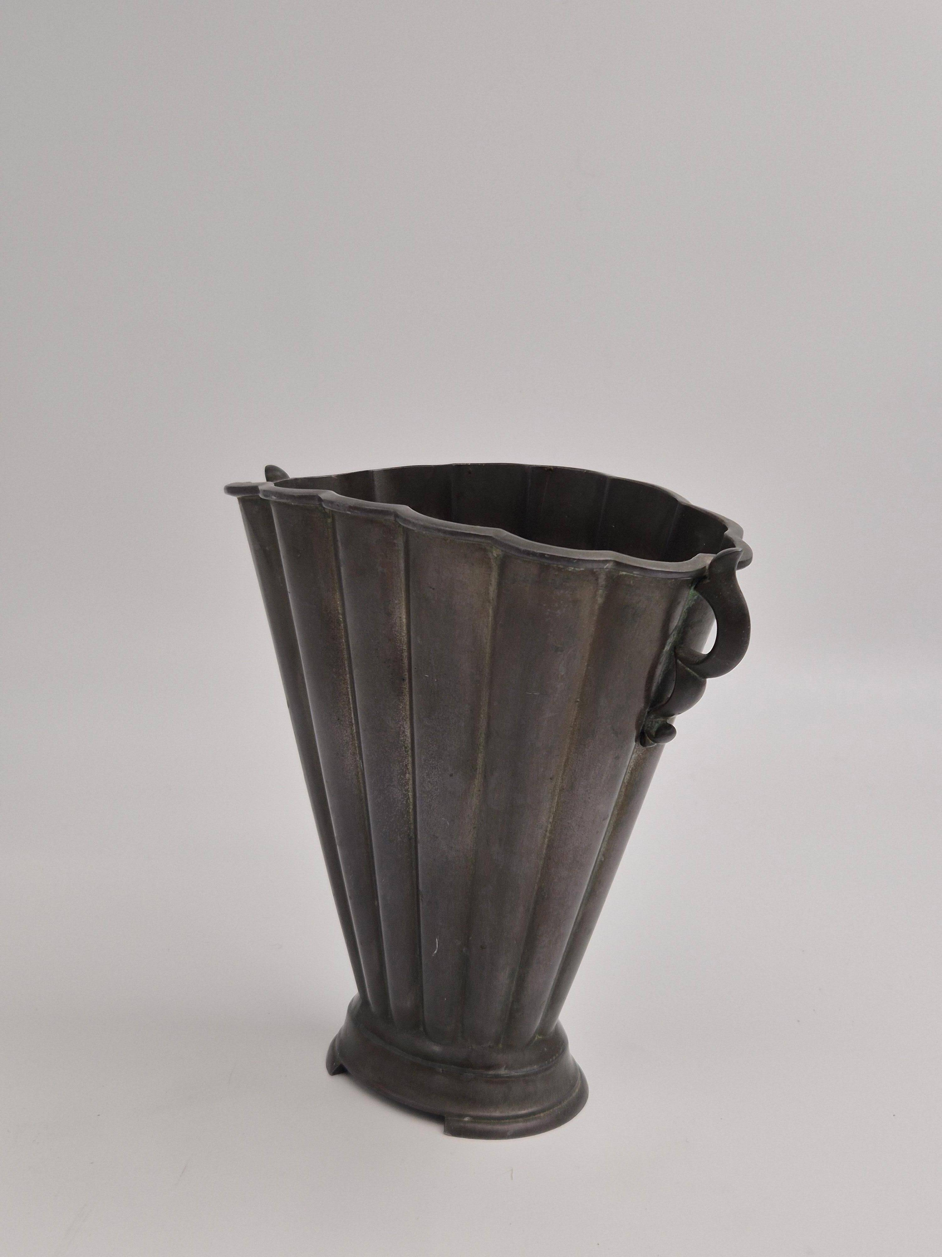 Vase sculptural en Diskometal par Just Andersen, années 1930 / Grâce danoise / Art Déco