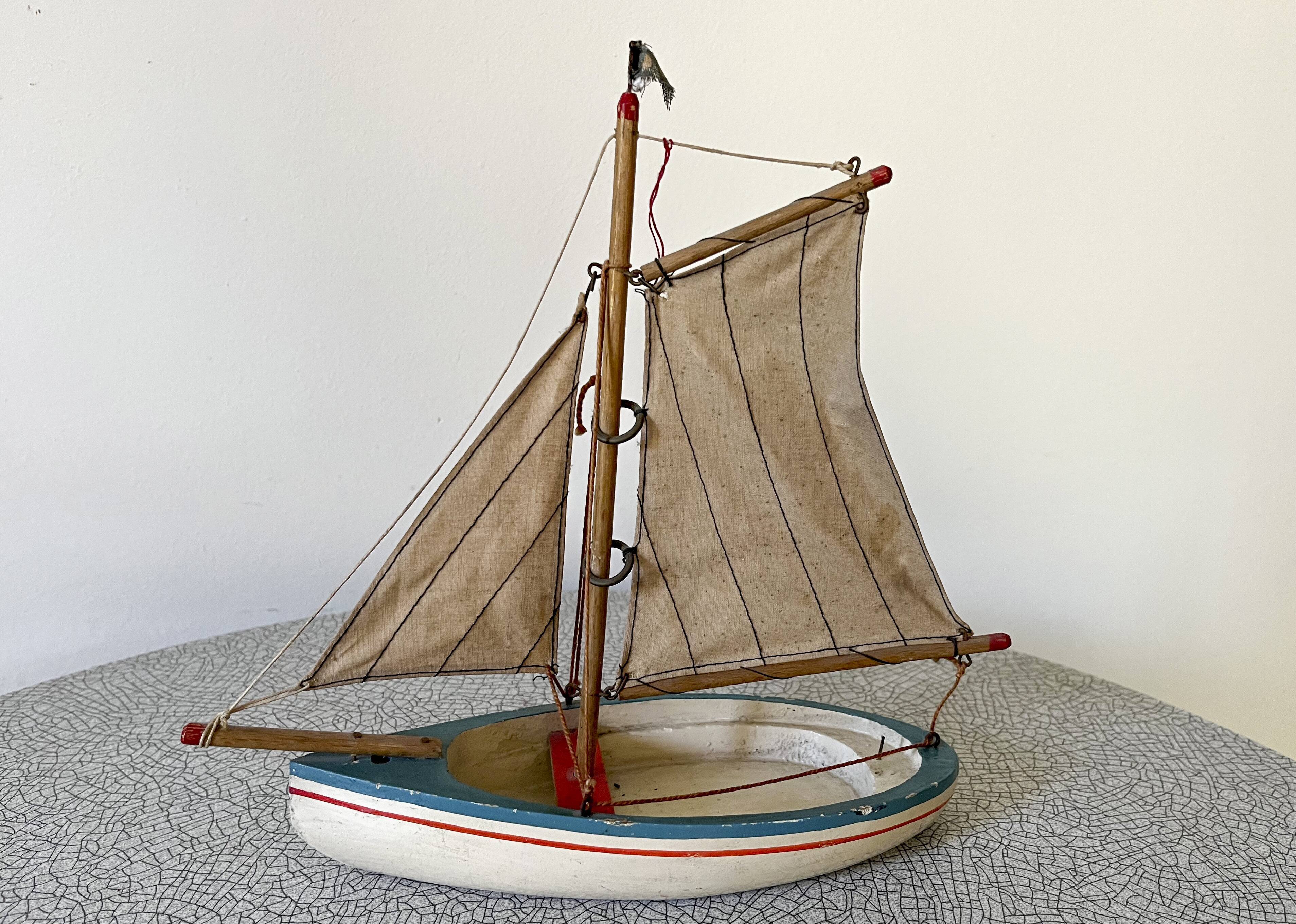 voilier-de-bassin-barque-navigable-en-bois-selency