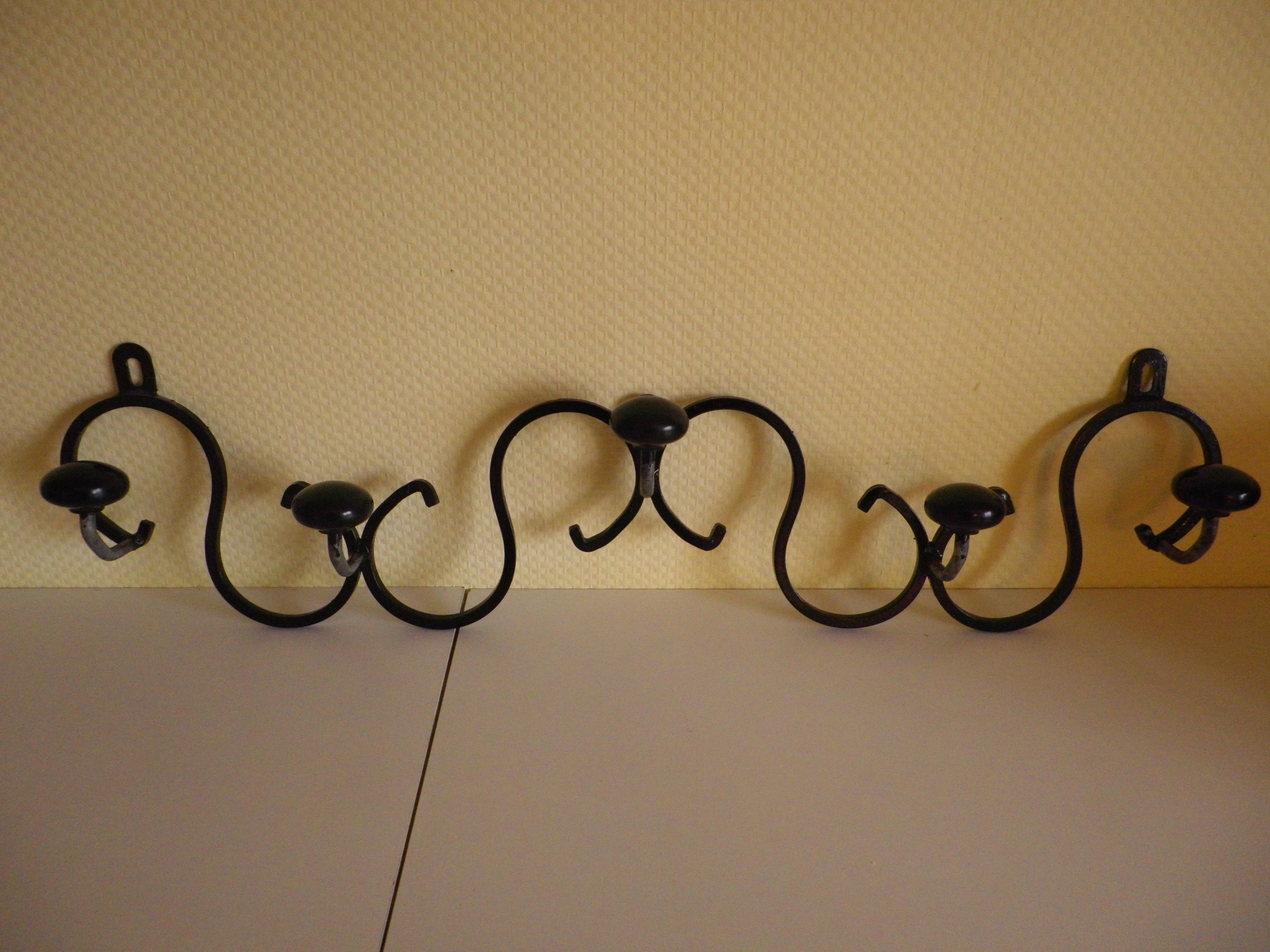 80 cm long wall coat door, made of wrought iron with 5 Suspensions in Bakelite - 70s