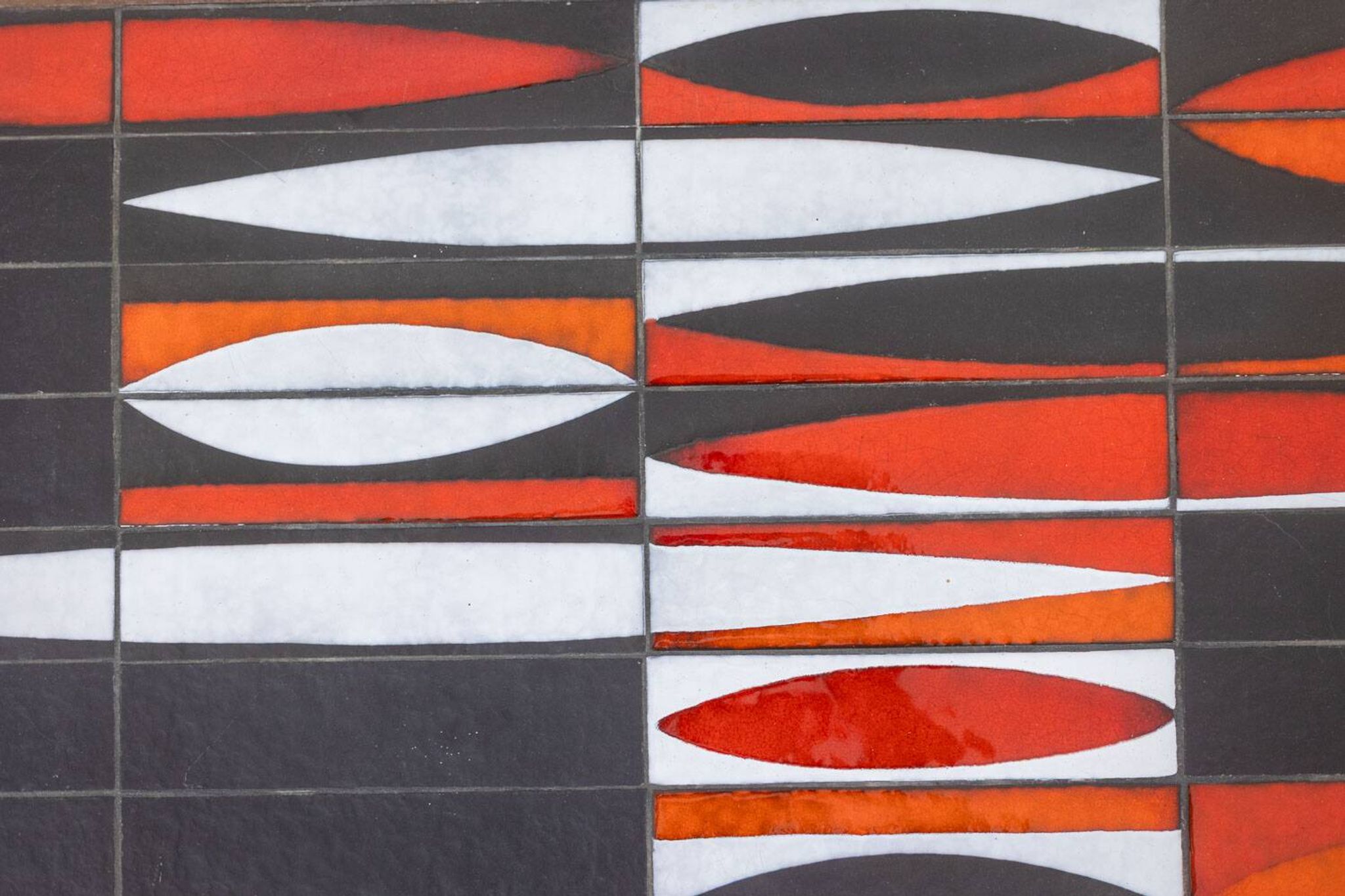 Capron. Table basse 'navette' en grès émaillé noir et rouge. Années 1960.